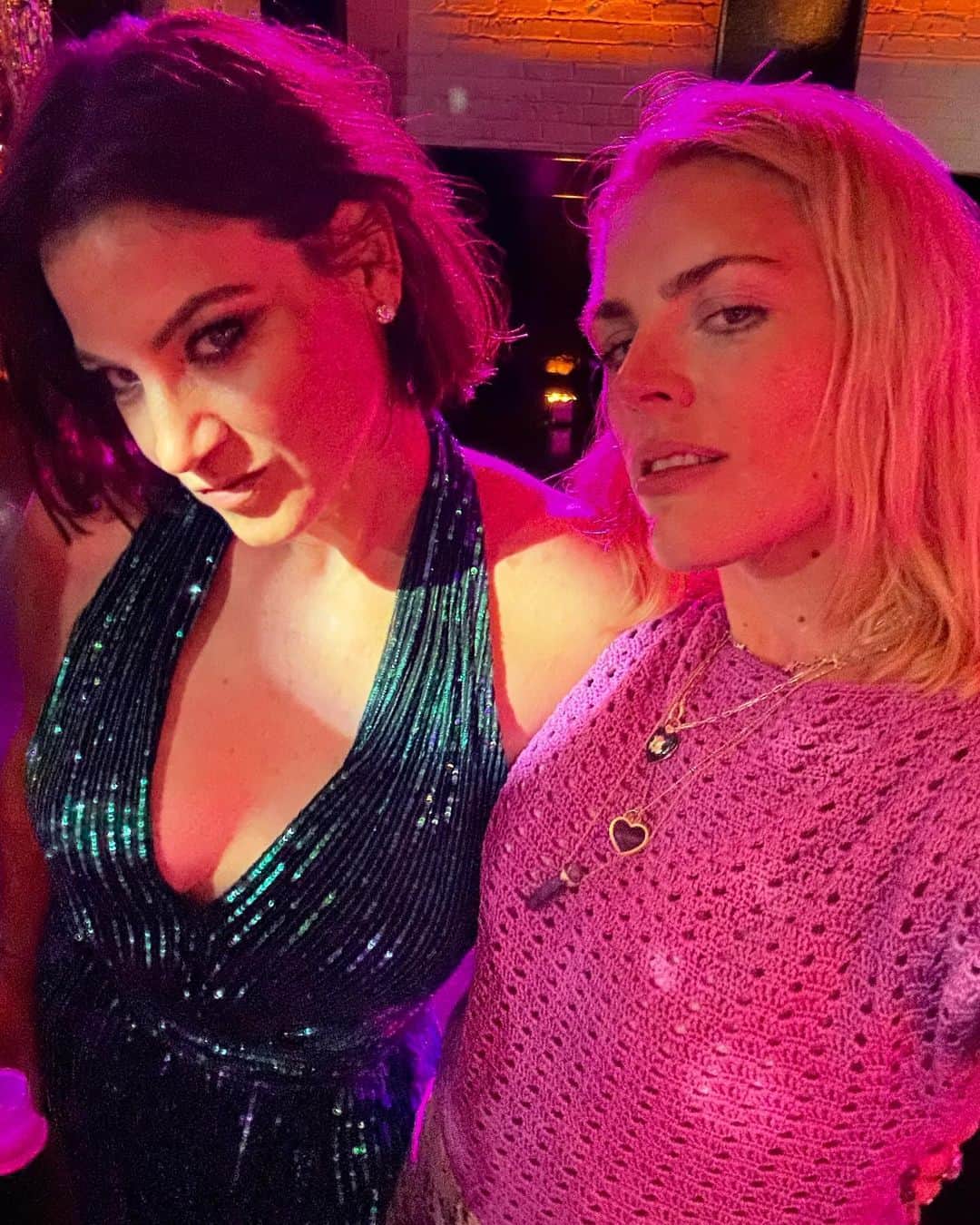 ビジー・フィリップスのインスタグラム：「happy birthday to the one and only @carriebyalick ✨ a true legend and most loyal friend and funniest, hottest, most brilliant and best dressed 50 year old bb on the planet. your party last night was just like you: sparkly as hell and absolutely perfect ✨❤️ ✨」