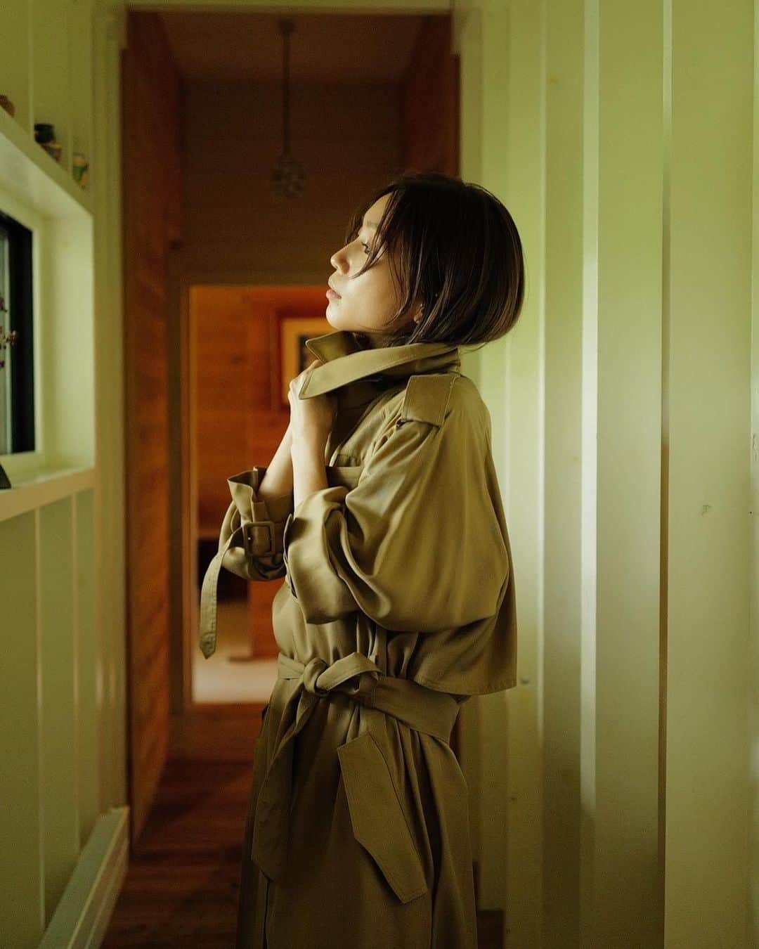 鎌田安里紗のインスタグラム：「ジャカルタから戻ったらお風呂に行こうと話してて、昨晩はえりさんと♨️深夜に外に出たらすっかり涼しくて、ちょっとさむいくらいで、やっと秋だねーと。 写真は、こないだ山のお家で、えりさんがつくってるコートの試着。テンセル100%らしい、とろとろで気持ちよかった。秋の服はたのしいね。 @e_r_i_e_r_i @d_e_p_t 🐈‍⬛🐈‍⬛」