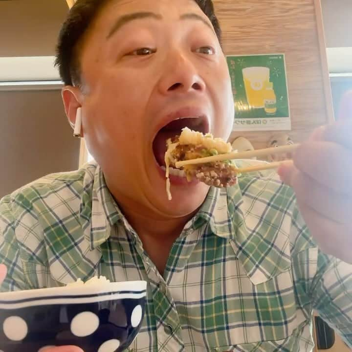 やのぱん（矢野ひろし）のインスタグラム：「デカ唐揚げ定食！ たまりません！！！！  食欲の秋ですかね？？ デカ盛りを食べたくなるんです！  一応、身体の事考えて、おろし乗せの 唐揚げを注文しました！！  #ランチ　#昼ごはん　#唐揚げ　#鶏の唐揚げ　#やのぱん　#デカ盛り　#デカ唐揚げ　#大根で身体に気を使う」