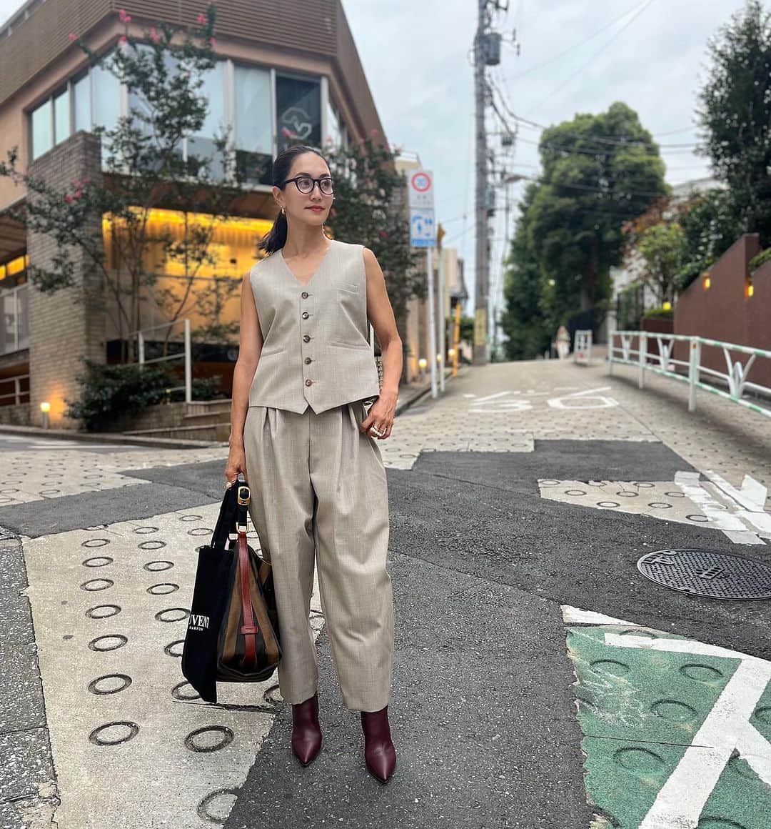 亀恭子さんのインスタグラム写真 - (亀恭子Instagram)「数日前の酷暑の日。  ようやく気温も空も秋っぽくシフトしてきたから、 ノースリーブはこの日が今年は最後かな。  black派だけど、 秋の始めはとたんにbeigeが恋しくなる。  小物でボルドーを足すと更に秋仕様☺︎ shoesはポインテッドトゥの気分。  someday's… #fashion #ootd #kkstyle #tokyo #kamescloset #gilet & #pants #sea #bag #fendi #shoes #maisonmargiela #september #autumn」9月24日 13時32分 - kame_kyo