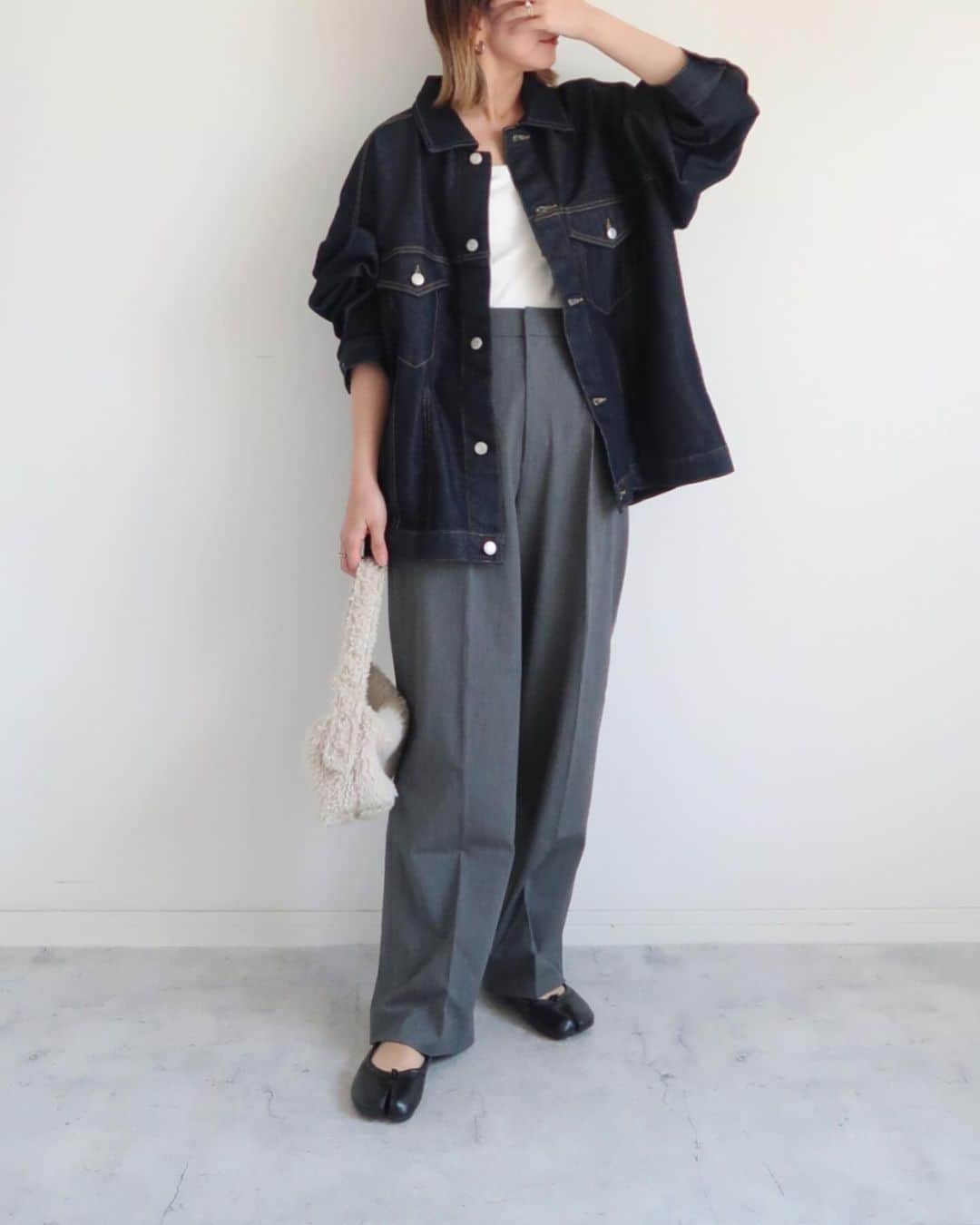 natsumi ♥︎さんのインスタグラム写真 - (natsumi ♥︎Instagram)「2023/09/24  .  ボリュームスリーブオーバーデニムジャケット @bonlecill_official   大好きなゆるっとシルエット💙 厚手過ぎず、硬すぎずなデニム素材で羽織りやすくてこれからの時期便利✨  インディゴだとオーバーサイズでもカジュアルになり過ぎないから 使いやすよ🥰  . .」9月24日 13時31分 - natsu420