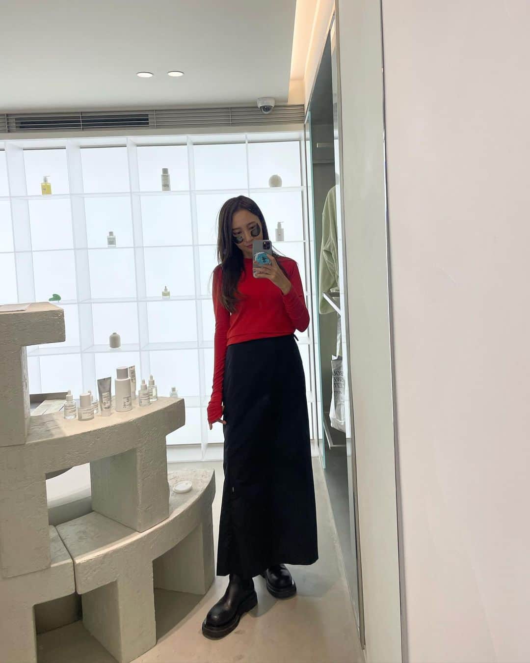 赤崎夏実のインスタグラム：「韓国ロケ🇰🇷  サラちゃんが可愛くて可愛くて終始ニヤついてたロケ。たのしかったな♡‼︎ご紹介させてもらった@shangpree.official が気に入りすぎてたくさんゲットしました♡モデリングマスク最高🙂 タイトなスケジュールでしたが夜中に梨泰院のカフェに走ったのが思い出🫠  ロケ衣装 tops  #auralee  skirt  #diagonal  boots  #bottegaveneta   ご覧いただきありがとうございました‼︎」
