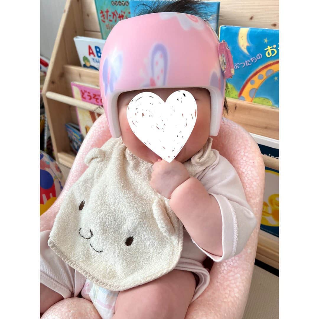 伊藤弘美のインスタグラム：「☺︎ ⁡ 流行中のインフルエンザに もれなく我が家の👦🏻👶🏻もかかってしまい💦 先週は看病ウィークでした😂 ⁡ 削られていく体力と睡眠時間…😂❤️‍🩹 毎日戦々恐々としていましたが🤣💦 なんとか大人にはうつらず2人とも元気になり ようやく今週はいつも通りに過ごせたような…😂 ⁡ ということで、ずっと投稿したかった 娘のヘルメットのお話です👶🏻💓 ⁡ 頭の形を綺麗にするために ヘルメット治療という選択肢があり、 頑張っている赤ちゃんがいる事を知ってもらえたら という思いで投稿しました📝 長文なので興味のある方、覗いてください😉🍀 ⁡ そして！みなさんもインフルエンザ お気をつけくださーい🙌✨ ⁡ 〰︎〰︎〰︎〰︎〰︎〰︎〰︎〰︎〰︎〰︎〰︎〰︎〰︎〰︎ ⁡ 我が家は長男に引き続き 長女も頭の形を綺麗に整える ヘルメット治療をしていました⛑️✨ ⁡ 絶壁かな〜🤔💦と気になり始めた 首が座った頃からすぐにスタートして 約4ヶ月で卒業となりました✨ 長男より軽レベルでの治療開始だったこともあり、 結果的に今回は2ヶ月ほど短い治療期間でした。 ⁡ （ちなみに☝️絶壁のことは「短頭」と呼ぶそうです。 そして長男は「斜頭」での治療でした。） ⁡ お世話になったのは 今回も#スターバンド　のヘルメットです！ ⁡ 暑い季節は汗だくになって 皮膚トラブルも出やすくなりますし、 真夏の外出時は熱中症を防ぐために装着を避けていた時期もあったので、 トータルの装着時間が理想通りとはいかず… 何かと管理が大変なことが多かったのですが 終始嫌がることなく続けてくれた娘に感謝です🤝 ⁡ 治療期間中は定期的に測定や メンテナンスを受けるため#ahsjapan さんに通うのですが、 毎回大変丁寧にケアをしてくださり、 また些細なことでも相談にも乗ってくださるので 今回も安心して治療を継続することができました！ 本当にお世話になりました🙇‍♀️ ⁡ 何となくですが、、、 長男が装着していた約2年前よりも ヘルメットの赤ちゃんを街中で見かけたり、 健診の時に見かけたり… 見かける頻度が増えたような？！ 気のせいかもしれませんが😂 ⁡ ⁡ 最近は少しずつ涼しさも感じられ、 今頑張っているベビちゃんたちも 少〜しずつ、過ごしやすくなってきたでしょうか🍂✨ ⁡ パパ、ママやおうちの方もケアが大変だと思いますが 卒業までファイトです〜✊❤️‍🔥 ⁡ ⁡ #女の子ベビー　#女の子ママ　#男の子ママ　 #育児　ほぼ#2歳歳差育児　#2人育児　#2022年ベビー  #ヘルメット治療　#スターバンド　#ahsjapan」