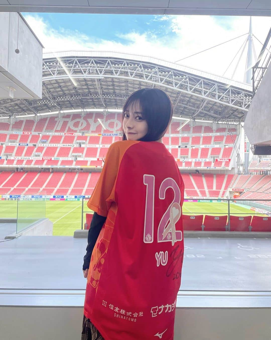 千葉祐夕のインスタグラム：「グランパス  ガールズフェスタ2023  ありがとうございました ❤️💛  沢山の方にイベントステージへお越し頂けてとても嬉しかったです ‪‪！  名前入りのユニフォームも宝物です‪‪☺︎‬  試合結果は悔しいですが、やはり現地観戦はパワーがもらえますね 😽 お疲れ様でした！   #グランパス  #grampus  #グランパスootd」