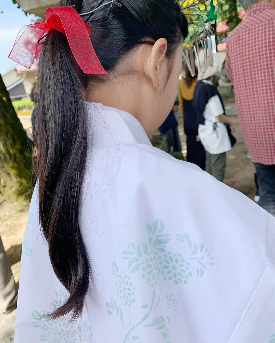 都竹悦子さんのインスタグラム写真 - (都竹悦子Instagram)「祭  昨日は、近所の神社のお祭りでした。 有名な春秋の高山祭とは別に、高山市内各神社ではそれぞれお祭りが営まれ、 闘鶏楽、裃（かみしも）姿の行列、獅子舞に子供神輿などが町内を練り歩きます。  大学や仕事で東京名古屋に住んでいる時には「盆や正月には帰ってこんでもいいけど、祭りだけは帰って来いよ」と両親から言われていました。 父は行列に出て、母は夜に親戚一同をもてなすための「ごっつぉ」を作る。  今は祭りに親戚一同が集うこともなくなりましたが、コロナ禍を経て4年ぶりの「うちの祭り」を満喫しました。  今年は、主人は旗持ち 息子は子供神輿 娘は、かつて私も舞った浦安の舞。  深い感慨と、感謝ばかりが胸に溢れます。 素晴らしい祭りでした！  余談ですが、 祭り行列や子供神輿で町内を歩くうち、または神社で集う中で子供と大人が　お互いに顔を覚えることは、 これ以上ないほど良い「防犯対策」になると思います。 宗教自由の観点から、町内会費などから神社費に充てるのは難しいのはよく、よく分かりますが 旗持ち衣装にしても娘の巫女の衣装や道具にしても、大事に大事にされてはいるのですが経年劣化は否めない状態。何か、いい財源が確保できると伝承もしやすくなるのでは…と愚考する次第です。  まー、えーまつりやったわいな  #飛騨高山　#神社の祭　#地域防犯　#浦安の舞　#2023年9月23日」9月24日 13時34分 - etsukotsuzuku