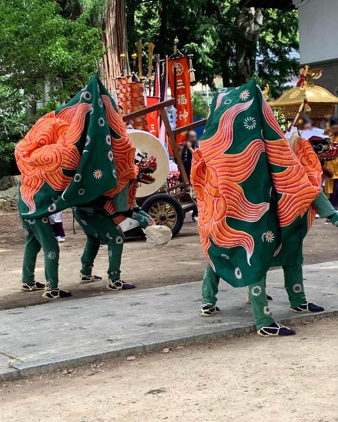 都竹悦子のインスタグラム：「祭  昨日は、近所の神社のお祭りでした。 有名な春秋の高山祭とは別に、高山市内各神社ではそれぞれお祭りが営まれ、 闘鶏楽、裃（かみしも）姿の行列、獅子舞に子供神輿などが町内を練り歩きます。  大学や仕事で東京名古屋に住んでいる時には「盆や正月には帰ってこんでもいいけど、祭りだけは帰って来いよ」と両親から言われていました。 父は行列に出て、母は夜に親戚一同をもてなすための「ごっつぉ」を作る。  今は祭りに親戚一同が集うこともなくなりましたが、コロナ禍を経て4年ぶりの「うちの祭り」を満喫しました。  今年は、主人は旗持ち 息子は子供神輿 娘は、かつて私も舞った浦安の舞。  深い感慨と、感謝ばかりが胸に溢れます。 素晴らしい祭りでした！  余談ですが、 祭り行列や子供神輿で町内を歩くうち、または神社で集う中で子供と大人が　お互いに顔を覚えることは、 これ以上ないほど良い「防犯対策」になると思います。 宗教自由の観点から、町内会費などから神社費に充てるのは難しいのはよく、よく分かりますが 旗持ち衣装にしても娘の巫女の衣装や道具にしても、大事に大事にされてはいるのですが経年劣化は否めない状態。何か、いい財源が確保できると伝承もしやすくなるのでは…と愚考する次第です。  まー、えーまつりやったわいな  #飛騨高山　#神社の祭　#地域防犯　#浦安の舞　#2023年9月23日」