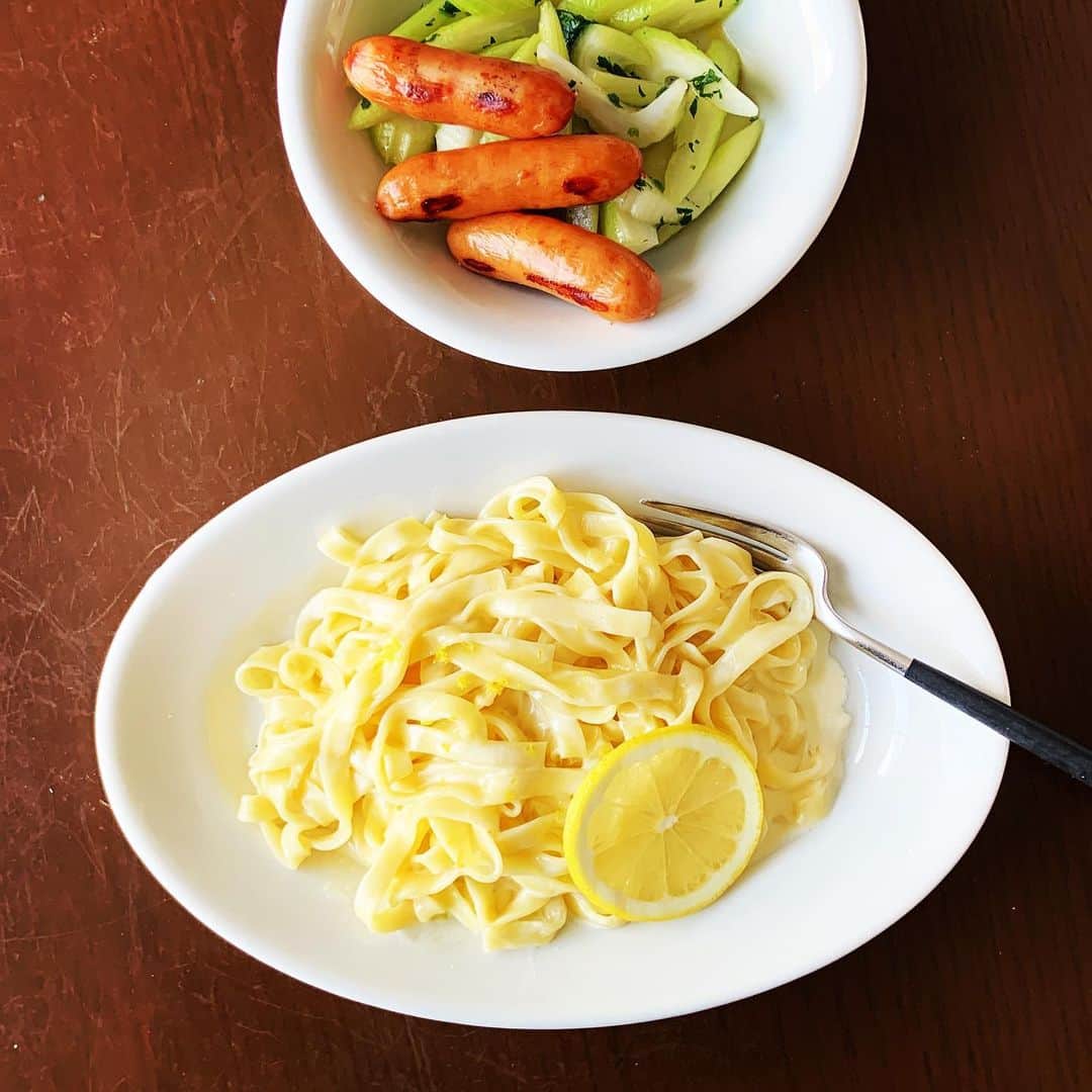 志摩有子さんのインスタグラム写真 - (志摩有子Instagram)「お昼に　@houeidou.noodle.factory の生パスタでレモンクリームパスタ🍋モチモチでうまし。 お供はセロリのサラダとシャウエッセン。 具なしパスタだから歯ごたえのある副菜を。  #レモンクリームパスタ　　 #レモンパスタ #生パスタ」9月24日 13時35分 - ariko418