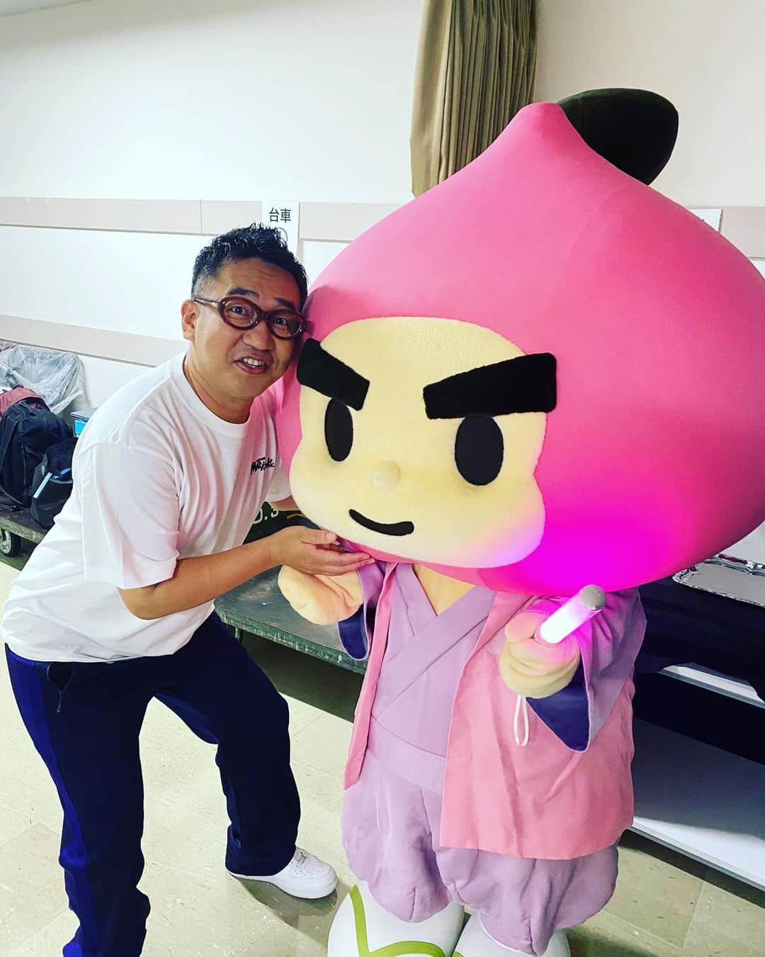 のインスタグラム：「いとこよ。今日は名作くんイベントや。楽しみやで。 #なすなかにし #従兄弟 #名作くん #横浜 #新都市ホール  #夜の部は17時半 #当日券あるよ #来てね」