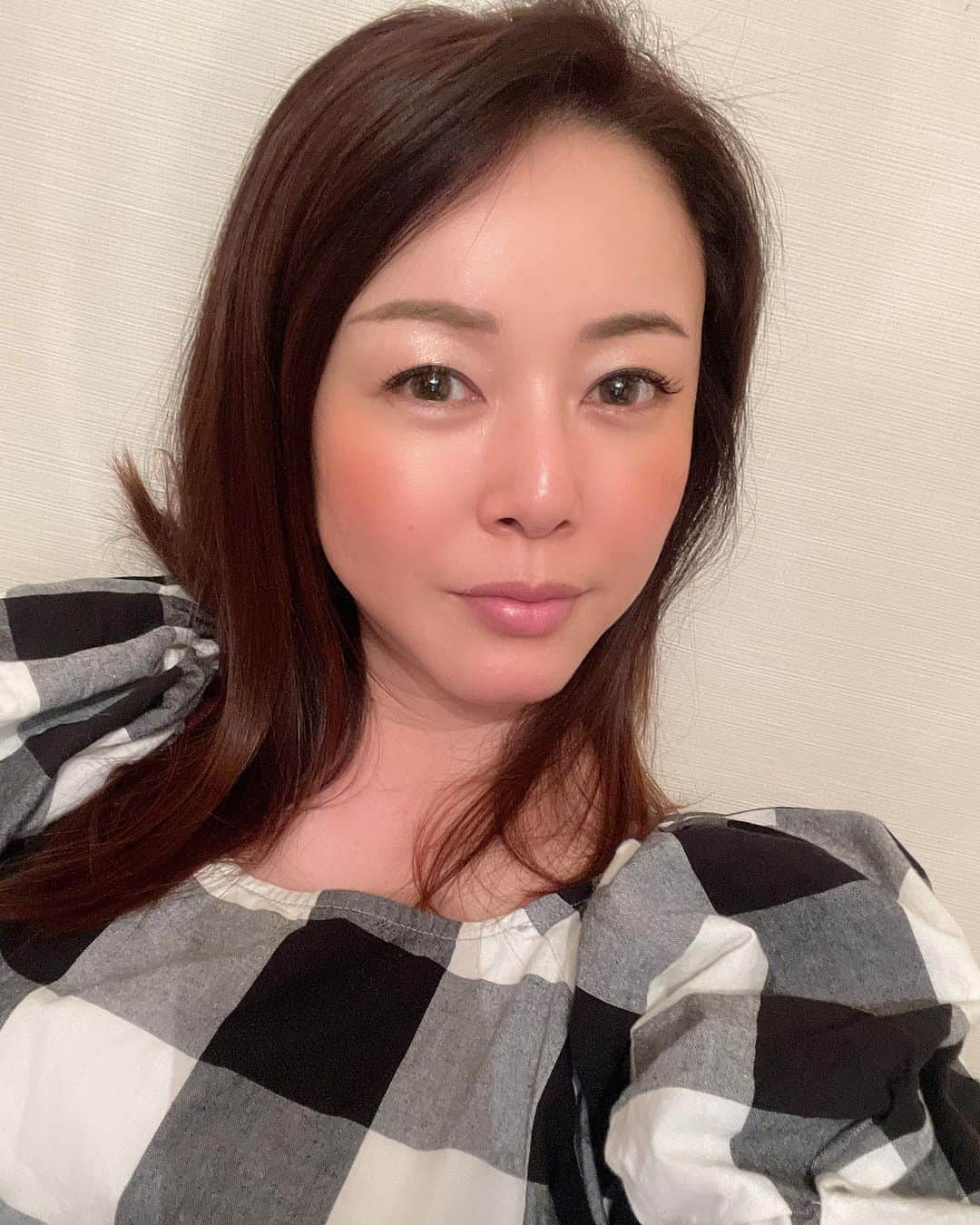 宮崎宣子さんのインスタグラム写真 - (宮崎宣子Instagram)「昨日はちょいと大変でした🥲  お腹の張りが朝から全然引かなくて、 寝ても横になってもずっと張りっぱなし…  夜11時頃からだんだん冷や汗💦が出てきて、 針で刺したらパン！と弾けそうなくらいに お腹の張りがマックスになり、 熱まで出てきて、これはマズい…と病院に電話しました。  そしたら、すぐに来てくださいとなり、 もし、これが陣痛なら緊急帝王切開になりますと言われて、まだ入院準備もできてなかったので、 とりあえず身一つで向かい、夫に送ってもらいました。  着くなり、車椅子で運ばれて診察されると、 内診からエコーからすぐに診てもらいましたが、  赤ちゃんは元気そうだし、 子宮も開いてないし、 羊水も破水してない…  陣痛ではないことが分かり、 妊娠後期の急に赤ちゃんが大きくなっていく過程の張りの可能性が高いとのことでした。  ここから、まだまだどんどん大きくなりますからねと言われ、  え？まだですか？ と…  今のままだと早産になってしまうので、 とりあえず2.3日入院しましょうか？ とのことでしたが、  なんとなくこのまま病院にいても産まれない気もしたので、  先生、もし、帰ってもいいなら 帰りたいんですが…  と言って主治医の先生から大丈夫でしょうと許可を頂き帰りました。  看護師の方から、身体が冷えるとお腹が張りやすいので、身体を温めてくださいと言われました。  実は昨日の朝23℃まで気温が下がっていたにも関わらず、クーラーつけっぱなしだったことを思い出しました… クーラーは28℃設定だったんですが、 朝がこんなに冷え込むなんて。  身体が冷え切っていたことも関係あるのかもしれないと思います…  色々と反省しながら 帰宅して、お腹を温めて横になりました。  もう何が起きるか分からないねと、 今日から入院準備だけしておこうと思いました。  #36w #臨月 #お腹の張り #冷えは大敵」9月24日 13時38分 - miyazaki_nobuko