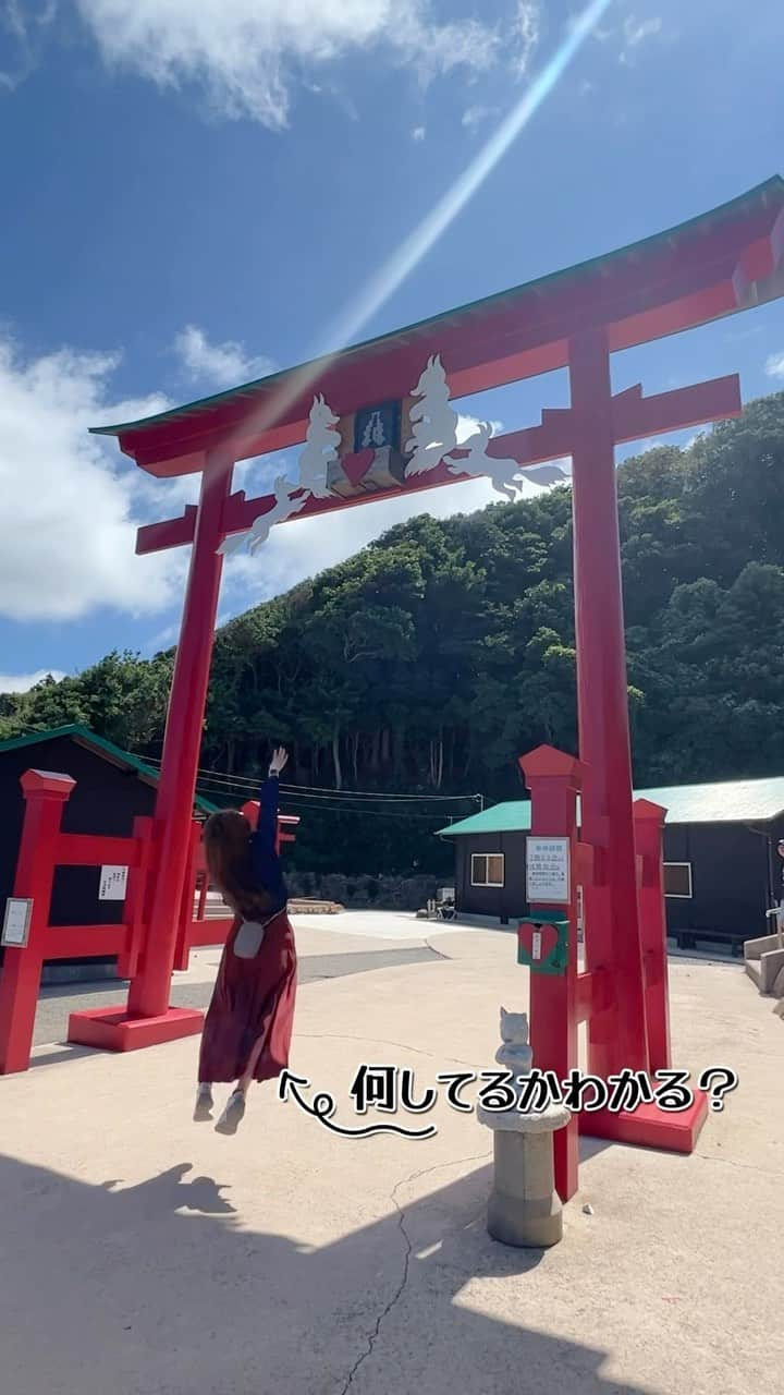 リナフランチェスカのインスタグラム：「日本一○○な神社⛩     #元乃隅稲成神社 #元乃隅神社 #⛩ #japantrip #japantravel #japan #日本旅行 #国内旅行 #山口県 #長門市 #長門市観光 #山口県観光 #山口県観光スポット #山口県旅行 #中国地方旅行 #中国地方 #中国地方観光 #神社 #鳥居⛩ #motonosumiinari #motonosumiinarishrine #日本の絶景 #日本旅遊 #日本旅游」