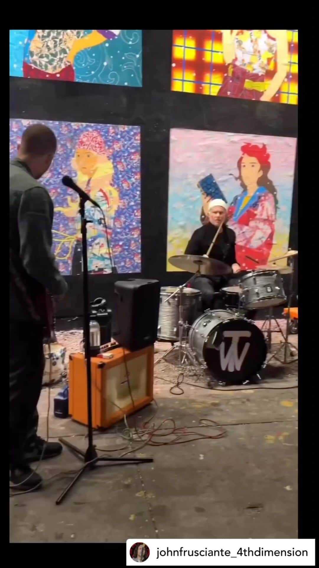 松山智一のインスタグラム：「Wasnt expecting this but everything goes in NY. Thanks Chad  @chadsmithofficial . Live Jam at #houstonbowerywall @chilipeppers 👊 #redhotchilipeppers   @goldmanglobalarts @jessicagoldmansrebnick   Red Hot Chill Peppers のChad Smith のゲリラジャム #バワリーウォール #repost  @johnfrusciante_4thdimension」