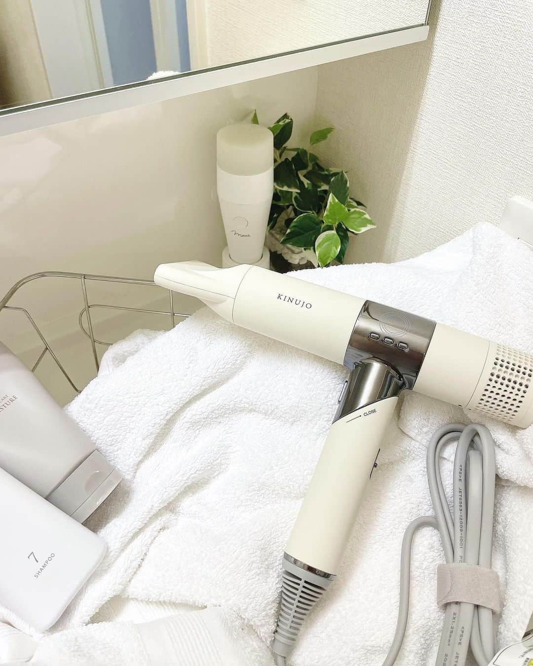 あいりのインスタグラム：「🧖‍♀️  PR  我が家の新入りヘアケア ︎︎︎︎☑︎ KINUJO Hair Dryer ￥33,000 ( @kinujo.jp )  お風呂上がりのドライヤーって 時間かかるし手痛なるしで ほんま億劫やんな💁🏻‍♀️💁🏻‍♀️💁🏻‍♀️ 何度洗面所の前で美容師さんの 「半乾きで寝たダメですよ」 てセリフと葛藤したか🫠  でもこれ！めちゃくちゃ軽いし なんてったって大風量🥺🌪 あっという間に乾くしコンパクトで ついでにデザインもお洒落ときた‪🌱‬  いろんなモデルさんが使ってるだけあって 仕上がりもまとまりがあって 髪の毛に潤いが残ってるて感じ🫶🏻  ちなみに私は絹女シリーズ好きすぎて ストレートアイロンも絹女使ってる😏 お陰様でブリーチ毛やのに 自慢のサラサラヘアなのさ🤍🤍🤍  #KINUJO#キヌージョ#絹女#美容家電#ヘアケア#ツヤ髪#kinujo_ad#サロン級#ドライヤー#ヘアアイロン#美容#美容師おすすめ#ブリーチ毛#サラサラヘアー#ストレートアイロン#ヘアケア用品#ヘアケアグッズ#髪の毛サラサラ」