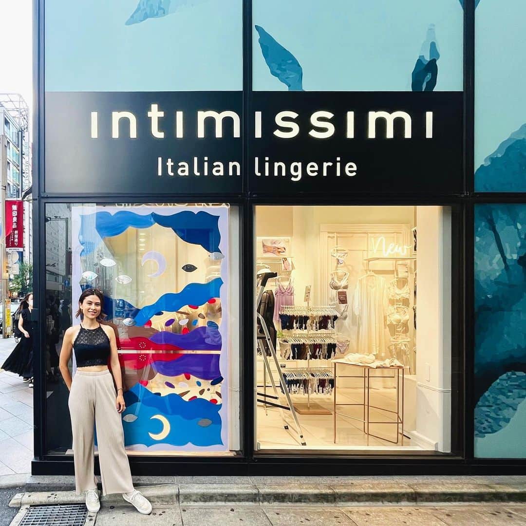 フランセス・スィーヒのインスタグラム：「9.16.2023  Many thanks to the wonderful team at Intimissimi for letting me to paint their window in Shinjuku 🌙💕  I’ve been a fan of Intimissimi ever since I discovered their store in Firenze back in 2006 when I was only 18 years old. Since then, they’ve opened over 30 locations in Japan and I’m currently loving their fall collection!  Wearing their black lace top in the photo above 🔝   Intimissimi新宿店のショーウィンドウにライブペイントさせて頂きました🎨  Intimissimiは私が18歳の時、フィレンツェで留学した際に初めてファンになり、今でも素敵なランジェリーブランドだと思っています✨  この日はIntimissimiのレースブラトップを着用 ❤︎  @intimissimiartspace  コラボさせていただきありがとうございました！  Special thanks to  @takuma_kobayashi 🙇🏻‍♀️  #intimissimi #shinjuku #livepainting #windowart #インティミッシミ　#新宿　#ライブペイント　#ウィンドーアート」