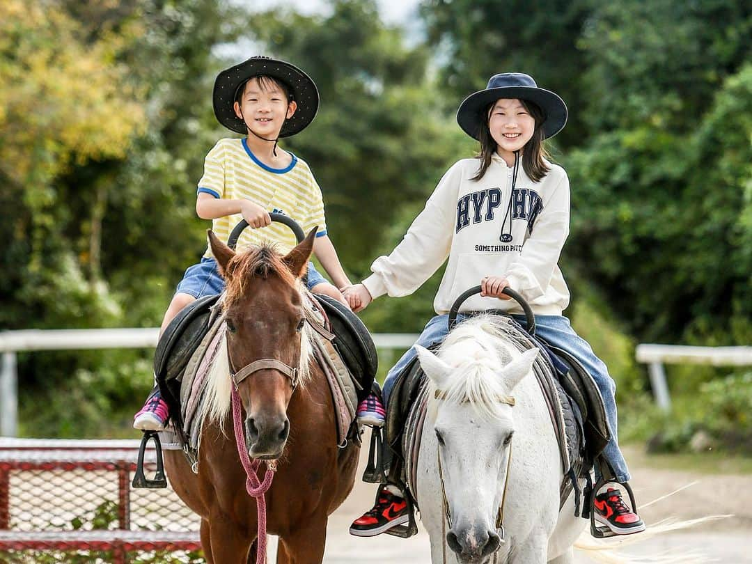 チン・ソンギュさんのインスタグラム写真 - (チン・ソンギュInstagram)「휴차&Family  큐브배우기👨‍👩‍👧‍👧,러닝🏃🏻, 승마🏇🏻,수영🏊🏻‍♀️,제주도한바퀴🌴,짧은시간 올해휴가~^^🙏  #토미큐브#모모공방#남승혁대한민국큐브1인자#트위스트연습#더마파크공연#승마체험#카트타기#하루동안제주한바퀴돌기#주님주신축복속에🙏💝🙏」9月24日 13時44分 - knuababoda96