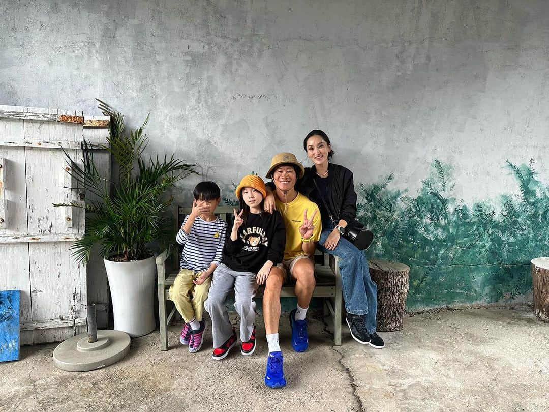 チン・ソンギュのインスタグラム：「휴차&Family  큐브배우기👨‍👩‍👧‍👧,러닝🏃🏻, 승마🏇🏻,수영🏊🏻‍♀️,제주도한바퀴🌴,짧은시간 올해휴가~^^🙏  #토미큐브#모모공방#남승혁대한민국큐브1인자#트위스트연습#더마파크공연#승마체험#카트타기#하루동안제주한바퀴돌기#주님주신축복속에🙏💝🙏」