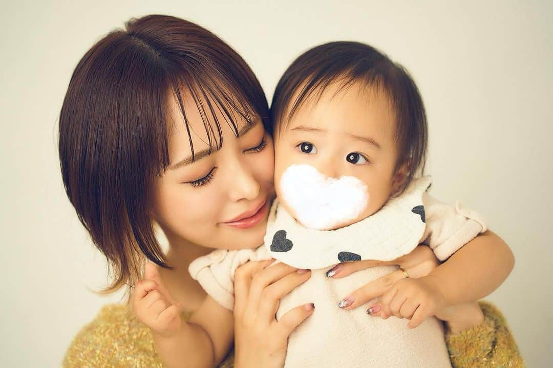 サキ吉さんのインスタグラム写真 - (サキ吉Instagram)「ぎゅっ👩‍👧💕💕💕 困り眉がたまらん､､､🤣💘 ． ． ．  THANKS🤍 @photo.plusstudio  サキ吉クーポン🎫 撮影料金から1万円割引🉐 コード：【001】 クーポン使用期限 11月末日 ． ． ． #photoplusstudio#フォトスタジオ#フォトプラ#フォトプラススタジオ#宣材写真#新宿フォトスタジオ#撮影スタジオ#photostudio#photostudiotokyo #親子撮影 #親子コーデ  #親子リンクコーデ  #親子ショット #親子モデル  #家族写真 #ファミリーフォト  #ファミリーフォト撮影  #アニバーサリーフォト  #誕生日フォト  #familyphotography  #ママコーデ #ママファッション  #ママコーディネート  #親子コーデ  #令和4年ベビー  #1歳女の子  #1歳2ヶ月」9月24日 13時48分 - sakikichi1201