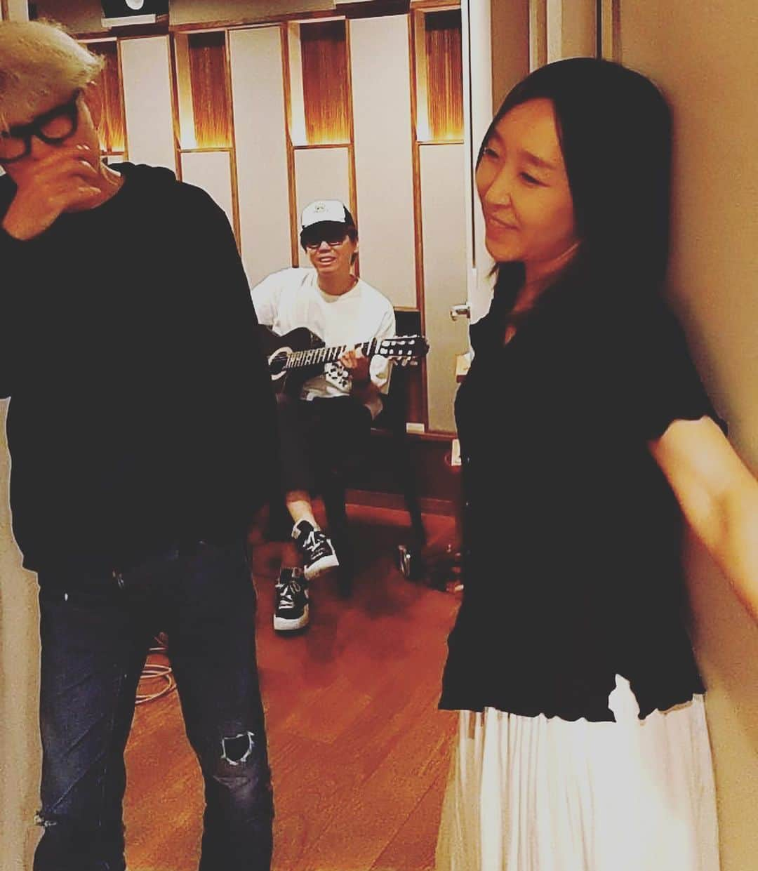 川江美奈子さんのインスタグラム写真 - (川江美奈子Instagram)「• 『太陽と月』 recording note  Arrangement 村田昭•川江美奈子 Drums 佐治宣英 Bass 種子田健 Guitar 黒田晃年 Keyboards 村田昭 Piano & Vocals 川江美奈子 Recording & Mixing Engineer 今井邦彦 Assistant Engineer 椎葉大世, 川崎萌衣,菅駿菜,光富遼太郎 Mastering 小柳令奈  この日のレコーディングは1日で3曲録り切ることになっていて、いっせーの！でミュージシャンの方々と音を鳴らすこと自体が久しぶり（いつも一人で勝手に弾くシチュエーションが多いため）の私は朝からひそかに緊張していた。しかしながら集まってくださったメンバーの〝演奏するとすごいけどお喋りするとゆるふわでおもろキャラ”に助けられて、録音はぐいぐい完成。Vocalも今井さんとアシスタントの方たちのおかげで、いつもすっと自分の宇宙に入り込むことができる。20年前の自分とはすこし変わってきた現在の声も、これがいいと思わせてくれる。 この曲は、主人公のつらつらとしたメッセージを絵本をめくるみたいに静かに熱く綴れたらいいなぁとイメージしていた。それをイメージ以上！の形にしてくださった皆さんに感謝しています。  #川江美奈子 #ほぼ毎月配信リリース #vol7 #太陽と月 #佐治宣英 #種子田健 #黒田晃年 #村田昭 #今井邦彦 #敬称略」9月24日 13時48分 - minakokawae