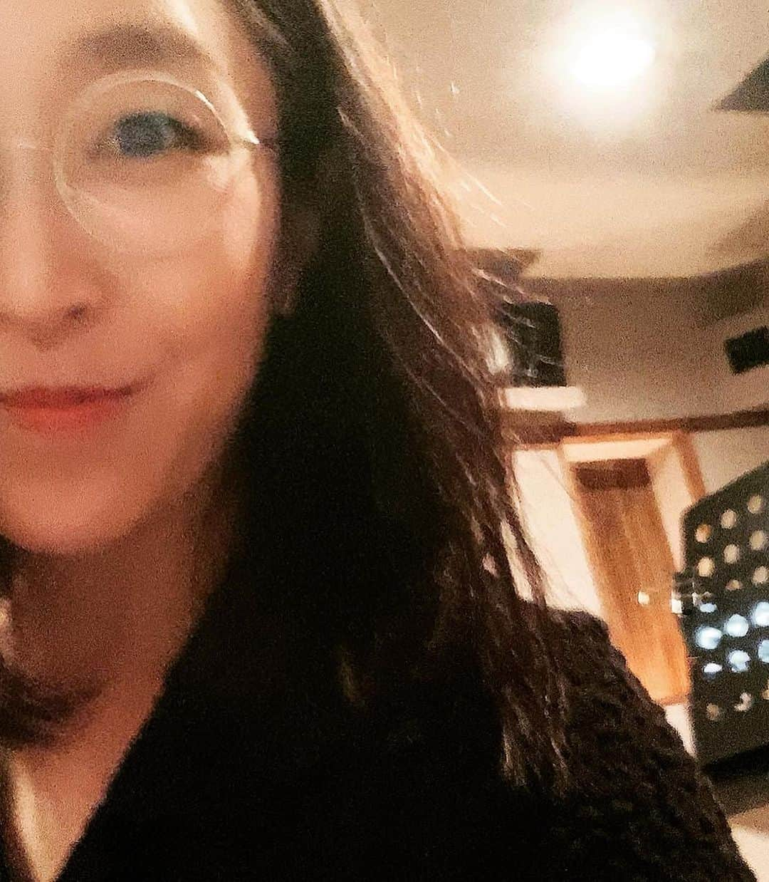 川江美奈子さんのインスタグラム写真 - (川江美奈子Instagram)「• 『太陽と月』 recording note  Arrangement 村田昭•川江美奈子 Drums 佐治宣英 Bass 種子田健 Guitar 黒田晃年 Keyboards 村田昭 Piano & Vocals 川江美奈子 Recording & Mixing Engineer 今井邦彦 Assistant Engineer 椎葉大世, 川崎萌衣,菅駿菜,光富遼太郎 Mastering 小柳令奈  この日のレコーディングは1日で3曲録り切ることになっていて、いっせーの！でミュージシャンの方々と音を鳴らすこと自体が久しぶり（いつも一人で勝手に弾くシチュエーションが多いため）の私は朝からひそかに緊張していた。しかしながら集まってくださったメンバーの〝演奏するとすごいけどお喋りするとゆるふわでおもろキャラ”に助けられて、録音はぐいぐい完成。Vocalも今井さんとアシスタントの方たちのおかげで、いつもすっと自分の宇宙に入り込むことができる。20年前の自分とはすこし変わってきた現在の声も、これがいいと思わせてくれる。 この曲は、主人公のつらつらとしたメッセージを絵本をめくるみたいに静かに熱く綴れたらいいなぁとイメージしていた。それをイメージ以上！の形にしてくださった皆さんに感謝しています。  #川江美奈子 #ほぼ毎月配信リリース #vol7 #太陽と月 #佐治宣英 #種子田健 #黒田晃年 #村田昭 #今井邦彦 #敬称略」9月24日 13時48分 - minakokawae