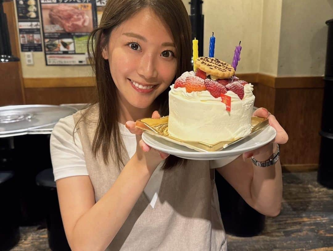 古川真奈美さんのインスタグラム写真 - (古川真奈美Instagram)「. . かおちゃんのお誕生日会🎂💕 今年もお祝いできました🫶 ⁡ 地元のパイセンに出産祝いのお返しで頂いたリファのブラシがほんっとに良すぎて、 ここ最近の友達にあげる誕生日プレゼントは、リファのブラシをあげまくってるんだけど…笑 まさかの、みーちゃんのプレゼントもリファのブラシでドン被りwwww ⁡ さらには、既にかおちゃんもリファのブラシ持っててのリファ3つになるという、失態をやらかしました🤦🏻‍♀️笑 ⁡ ⁡ マジでこんなトリプル奇跡ある？？笑 かおちゃんマジごめん😂😂 ⁡  私はこのミラクルな出来事が逆に面白くてすげぇーーーって笑ってたけど… みーちゃんが誰よりもショック受けてて、 それを見たかおちゃんは、くしなんて、何個あっても困らないから！っていう全くの嘘で優しくフォローしてくれて…(くしは1個で十分やw) それぞれの性格が全面に出てて、それがまた愛おしかった🥺(本当に2人とも優しい✨) ⁡ かおちゃん、是非ともメルカリで転売してね🙏 プレゼントがその場でドン被りは、人生で初めての経験だったので、、笑 来年からは、誕生日プレゼント何を買うか共有しよう！と結果になりました😂 ⁡しかし、本当にリファのお風呂で使えるブラシはめちゃくちゃおススメなので、全員の女子に使ってほしいです！！ これでトリートメントしたら本当にサラサラ凄いの🥺✨けどブラシは1つで充分だよ？？笑  今年の誕生日プレゼントはありがた迷惑になっちゃって申し訳なかったね🥹🙏 これに懲りず…来年も再来年もずっとお祝いさせてね！！  かおちゃん、最高の一年を〜🥰 ⁡ ⁡ ⁡ #誕生日 #女子会 #リファ #リファブラシ #ミラクル会  #instalike #instamood  #ootd #东京 #扎心了 #ow #맞팔 #instapic  #팔로우미 #instaphoto #instagravure #girl #glam #followme #インスタグラビア #グラビア #japanesegirl #selfies #gravure  #lookgoodfeelgood」9月24日 13時48分 - mana_0619