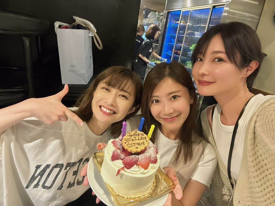 古川真奈美のインスタグラム：「. . かおちゃんのお誕生日会🎂💕 今年もお祝いできました🫶 ⁡ 地元のパイセンに出産祝いのお返しで頂いたリファのブラシがほんっとに良すぎて、 ここ最近の友達にあげる誕生日プレゼントは、リファのブラシをあげまくってるんだけど…笑 まさかの、みーちゃんのプレゼントもリファのブラシでドン被りwwww ⁡ さらには、既にかおちゃんもリファのブラシ持っててのリファ3つになるという、失態をやらかしました🤦🏻‍♀️笑 ⁡ ⁡ マジでこんなトリプル奇跡ある？？笑 かおちゃんマジごめん😂😂 ⁡  私はこのミラクルな出来事が逆に面白くてすげぇーーーって笑ってたけど… みーちゃんが誰よりもショック受けてて、 それを見たかおちゃんは、くしなんて、何個あっても困らないから！っていう全くの嘘で優しくフォローしてくれて…(くしは1個で十分やw) それぞれの性格が全面に出てて、それがまた愛おしかった🥺(本当に2人とも優しい✨) ⁡ かおちゃん、是非ともメルカリで転売してね🙏 プレゼントがその場でドン被りは、人生で初めての経験だったので、、笑 来年からは、誕生日プレゼント何を買うか共有しよう！と結果になりました😂 ⁡しかし、本当にリファのお風呂で使えるブラシはめちゃくちゃおススメなので、全員の女子に使ってほしいです！！ これでトリートメントしたら本当にサラサラ凄いの🥺✨けどブラシは1つで充分だよ？？笑  今年の誕生日プレゼントはありがた迷惑になっちゃって申し訳なかったね🥹🙏 これに懲りず…来年も再来年もずっとお祝いさせてね！！  かおちゃん、最高の一年を〜🥰 ⁡ ⁡ ⁡ #誕生日 #女子会 #リファ #リファブラシ #ミラクル会  #instalike #instamood  #ootd #东京 #扎心了 #ow #맞팔 #instapic  #팔로우미 #instaphoto #instagravure #girl #glam #followme #インスタグラビア #グラビア #japanesegirl #selfies #gravure  #lookgoodfeelgood」