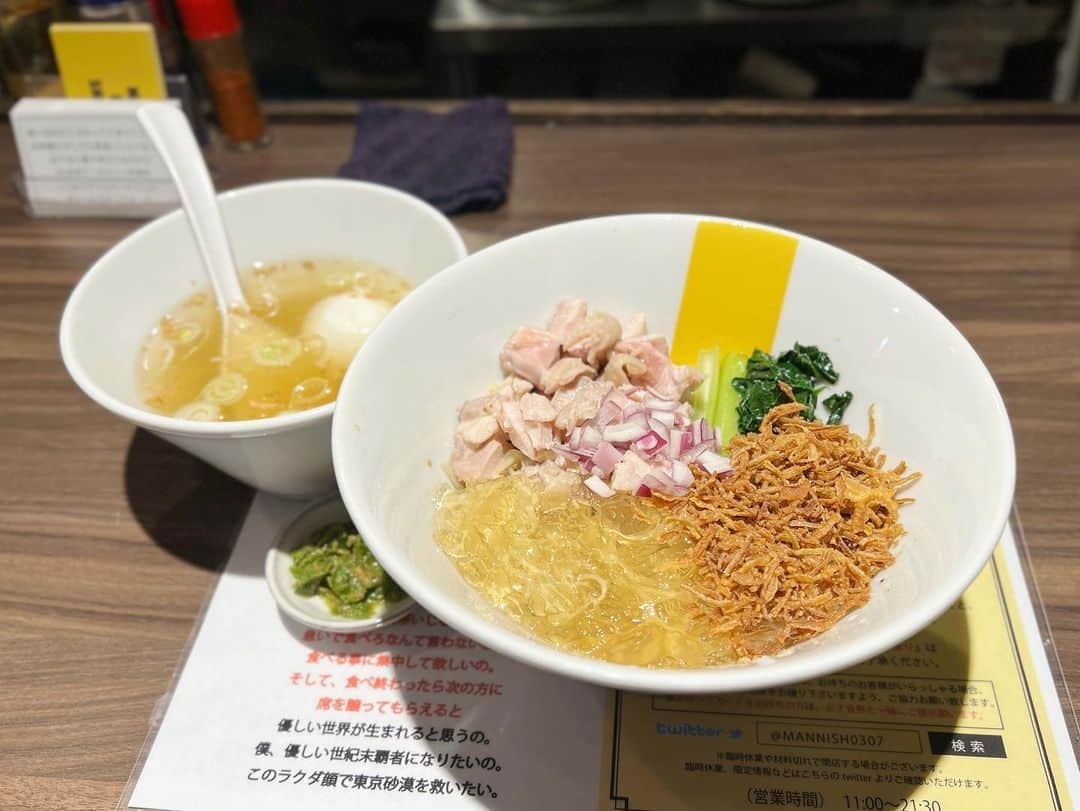 SUSURUのインスタグラム：「MANNISHさんの冷たい塩生姜油そば。 麺も冷たくてコシがあり、上にかかったジュレやら出汁氷やら、全部うまいんだよな。 スープにくぐらせつけ麺風も美味しいです。 #susuru_tv #塩生姜らー麺専門店MANNISH #神田 #淡路町 #東京 #冷たい塩生姜油そば #うまい  #ラーメン #らーめん #ramen #ラーメン部 #ramennoodles #毎日ラーメン生活 #麺スタグラム #japaneseramen #japanramen #foodstagram #foodie #noodles #instanoodle #instaramen #instafood #東京ラーメン #塩ラーメン #塩生姜らー麺」