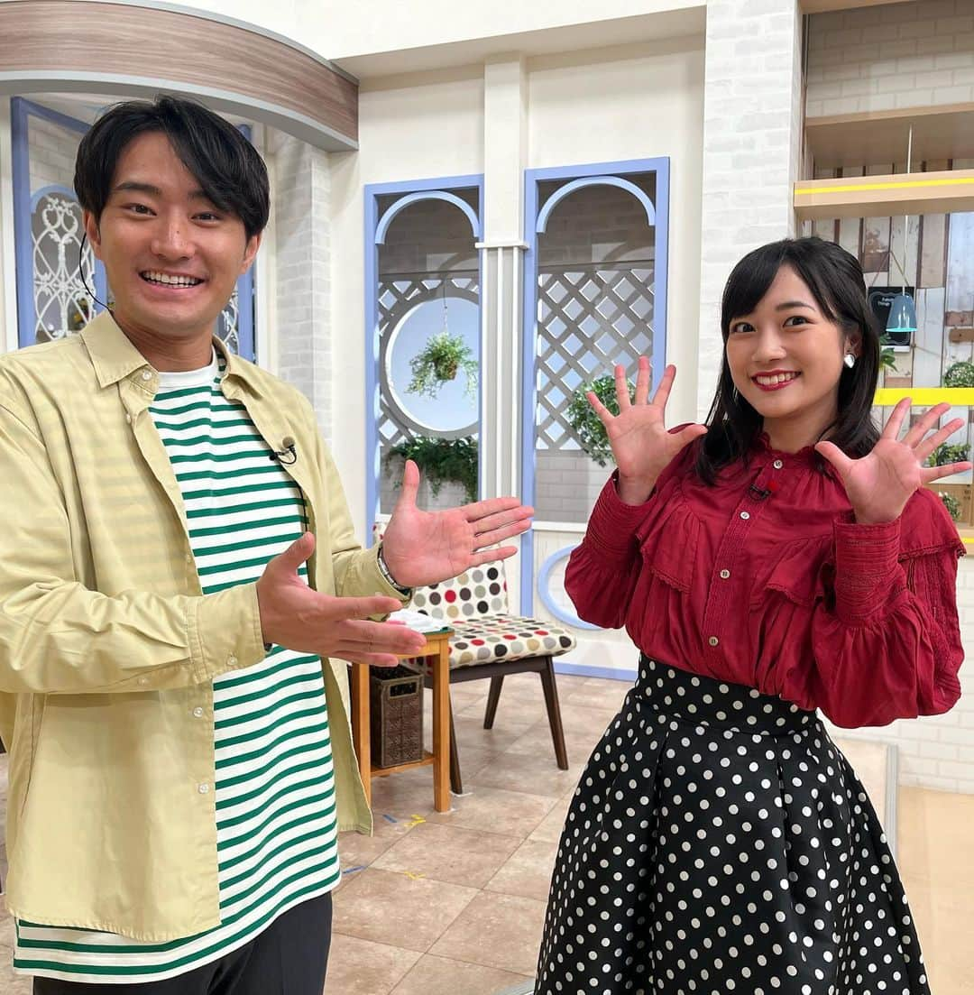 松本亜美さんのインスタグラム写真 - (松本亜美Instagram)「新潟一番サンデープラス🍀 久しぶりにスタジオ担当でした！！ （日高アナが遅めの夏休みのため🌻） 中継先やテレビで観る以上に登場するグルメが美味しそうでお腹が空いてしまいました😂  グルメ番長 諸橋さんの表情豊かで的確なリポート！ れいちゃんの優しい笑顔とともに美味しいを表現するリポート！ 水曜日からのズムサタ博が楽しみになりました♪  てっとくんと共演する機会がそんなにないので記念撮影📸 3枚目の大島くんのキメ顔にもご注目👀 今日はボーダーとドットの柄物コンビがお送りしました😊  #teny #テレビ新潟  #新潟一番サンデープラス  #スタジオ #mc #お腹が空いた  #お好みは見つかりました？ #グルメ特集  #てっとくん #共演 #ユニフォーム  #オフショット  #アナウンサー  #大島巧アナウンサー  #松本亜美」9月24日 13時50分 - ami_matsumoto_teny