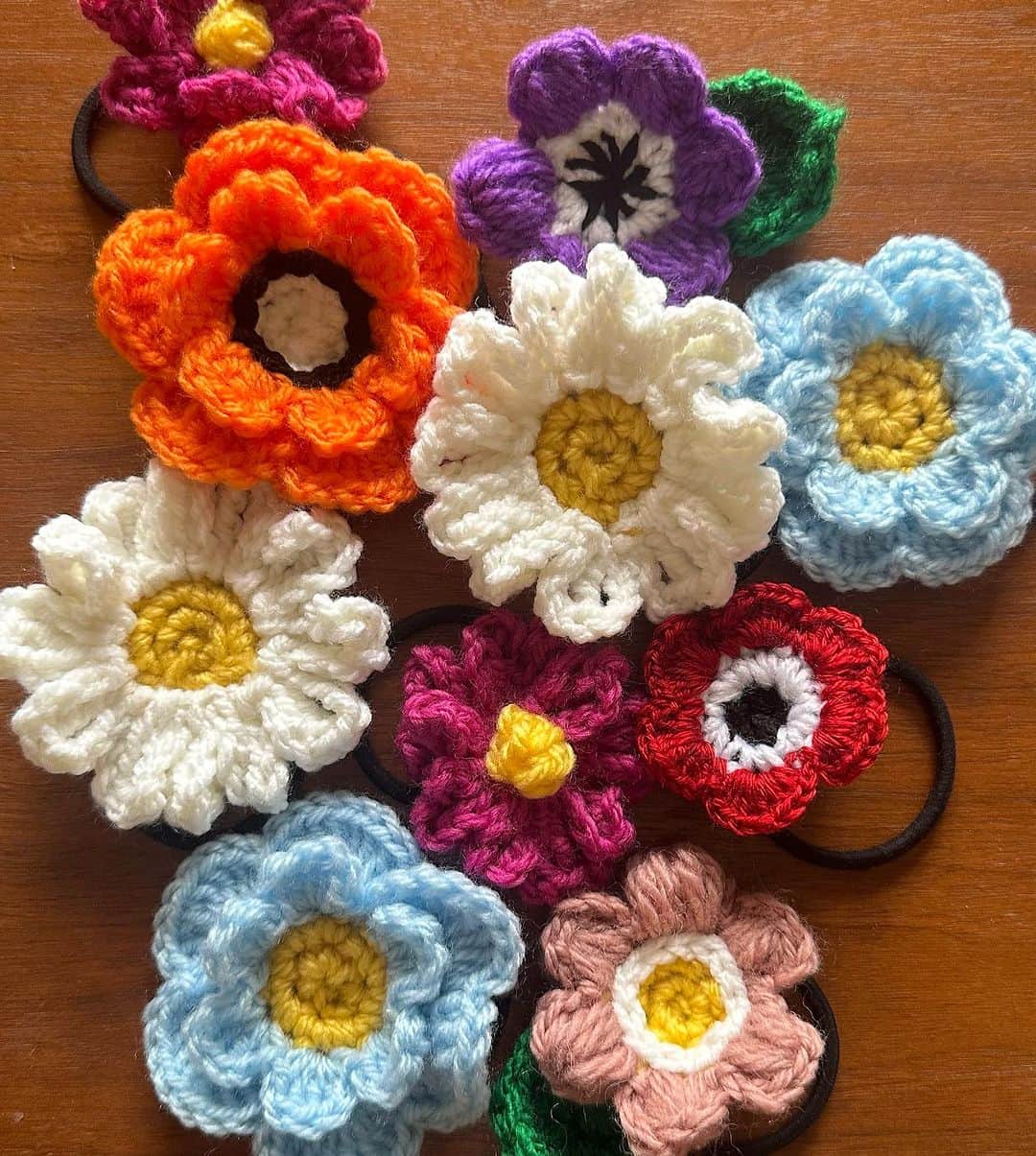 中田クルミのインスタグラム：「10歳の誕生日にお花のヘアゴム10個🌼 #clm_handmade」