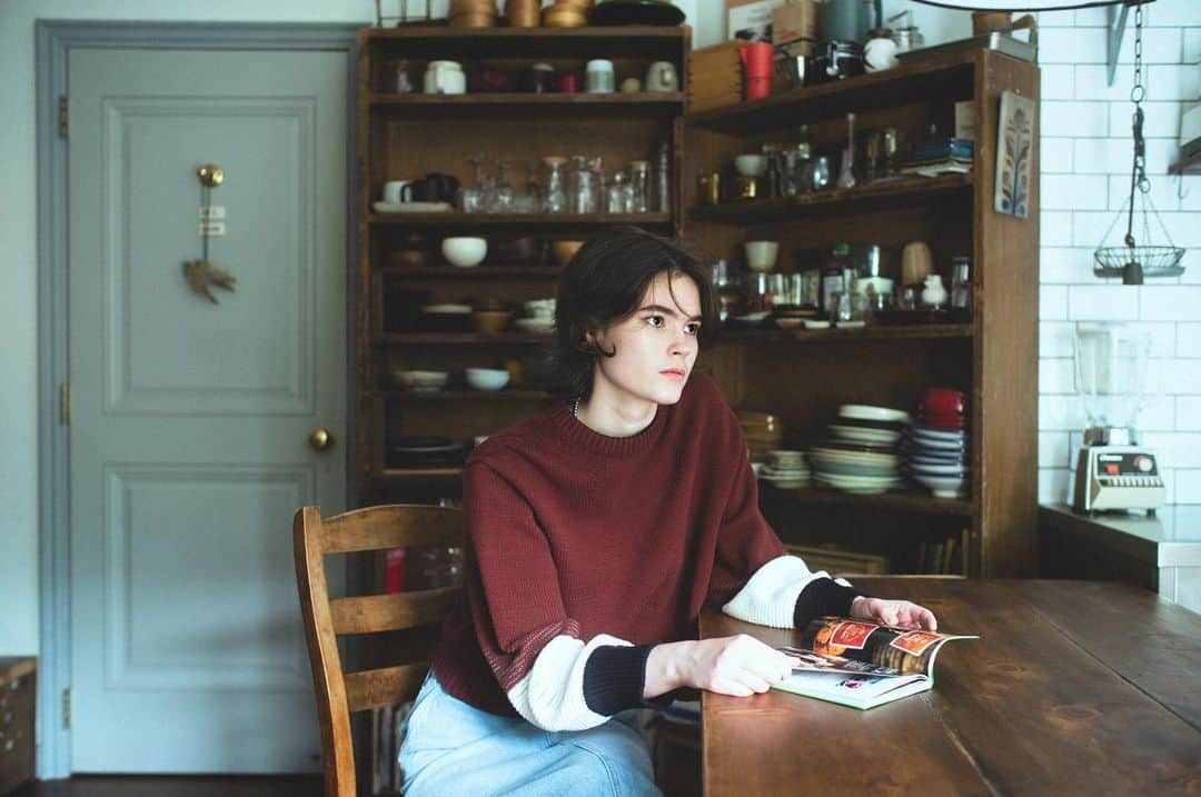 ヒューマンウーマンのインスタグラム：「2023 AUTUMN SEASON CATALOGUE vol.2  秋のシーズンカタログ第2弾！ 筆先に想いを込めて、誰にも、何にも囚われずに自由に表現する。  あたらしい「自分の色」を追い求めて。  　“一瞬一瞬を大切に暮らす。  目に映るすべてのことから、  インスピレーションを感じていたいから。”  #humanwoman #ヒューマンウーマン #秋服コーデ #フレンチカジュアル #カジュアルコーデ #フレンチトラッド #フレンチシック #ニット #デニムスカート #デニムコーデ」
