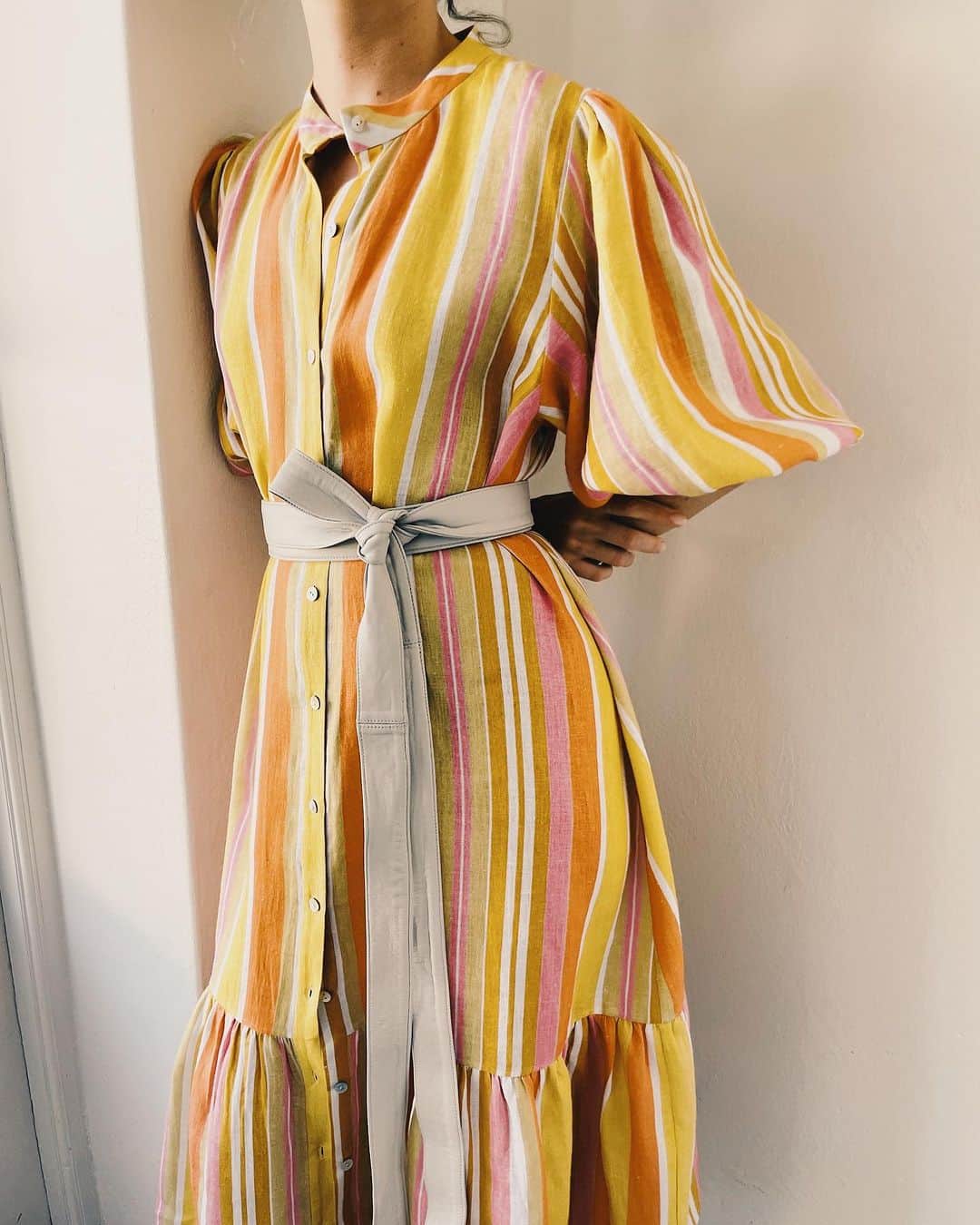 ココリボンのインスタグラム：「Texture Play // Give edge to a pretty dress by belting it with leather, as shown here with @monluxethelabel belt over our “I’d rather be in Capri” Dress ☀️」