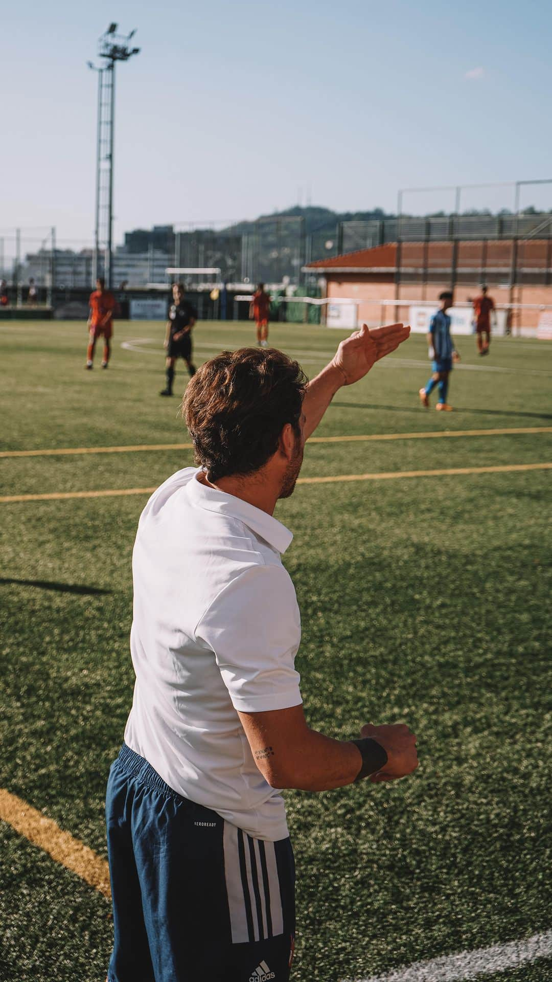 イバイ・ゴメスのインスタグラム：「Jornada 4 ⚽️ • @santutxu.fc 0-1 Deportivo Alavés • No os imagináis lo orgulloso que me siento de nuestros jugadores. El mejor partido hasta ahora, sin duda. • Tenemos el camino.  A currar y seguir insistiendo. • Aupa Santutxu! 🙏🏻🔴🔵」