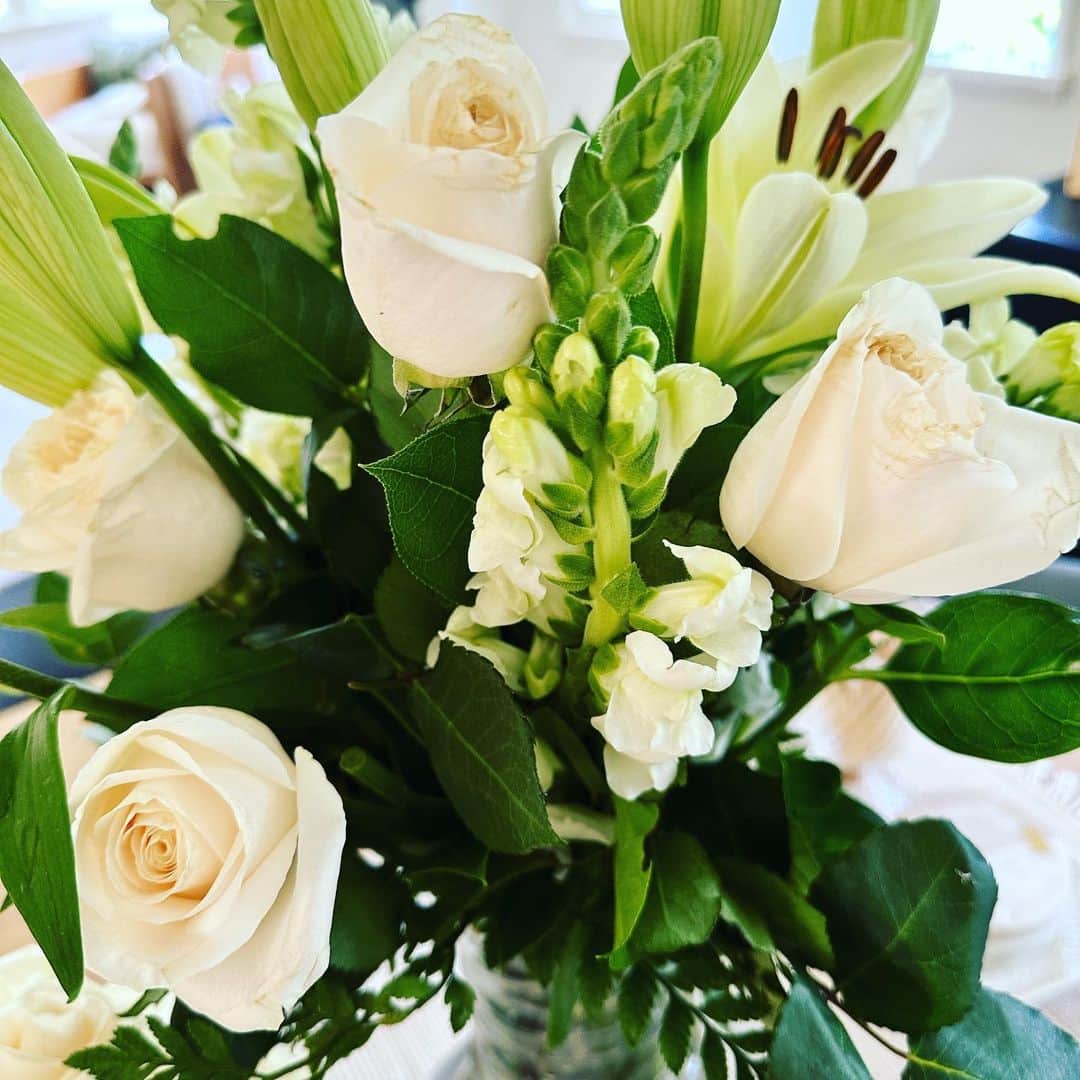 ジェナ・アウシュコウィッツさんのインスタグラム写真 - (ジェナ・アウシュコウィッツInstagram)「Thank you.  I just wanted to say how grateful I am for everyone who has continued to reach out with their love, support, empathy and kind words. Thank you for the flowers, treats, food, we are so lucky to have so many wonderful people in our corner who got to know and love our precious Bear.   You have made an impossible week a little better and raised my spirits while my heart was breaking. ❤️🐻🐞 love you all.」9月24日 5時11分 - jennaushkowitz
