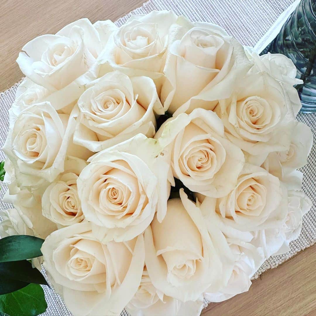 ジェナ・アウシュコウィッツさんのインスタグラム写真 - (ジェナ・アウシュコウィッツInstagram)「Thank you.  I just wanted to say how grateful I am for everyone who has continued to reach out with their love, support, empathy and kind words. Thank you for the flowers, treats, food, we are so lucky to have so many wonderful people in our corner who got to know and love our precious Bear.   You have made an impossible week a little better and raised my spirits while my heart was breaking. ❤️🐻🐞 love you all.」9月24日 5時11分 - jennaushkowitz