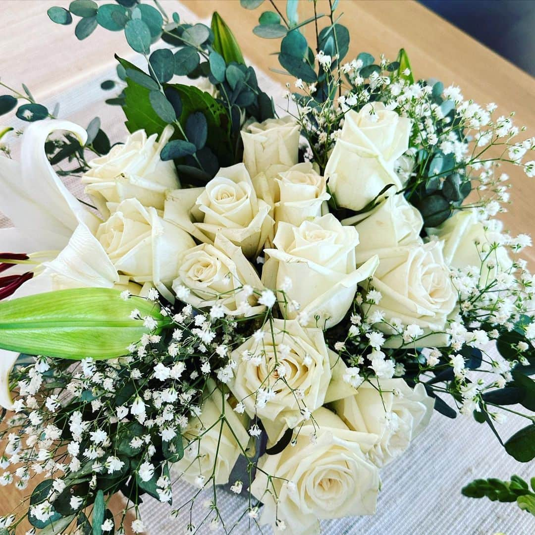 ジェナ・アウシュコウィッツのインスタグラム：「Thank you.  I just wanted to say how grateful I am for everyone who has continued to reach out with their love, support, empathy and kind words. Thank you for the flowers, treats, food, we are so lucky to have so many wonderful people in our corner who got to know and love our precious Bear.   You have made an impossible week a little better and raised my spirits while my heart was breaking. ❤️🐻🐞 love you all.」