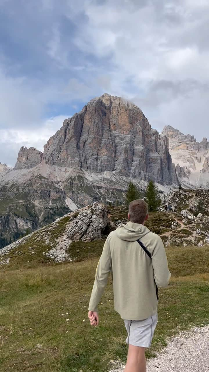 トラビス・マホーニーのインスタグラム：「Dolomiti 🏔️   #italy #dolomites」