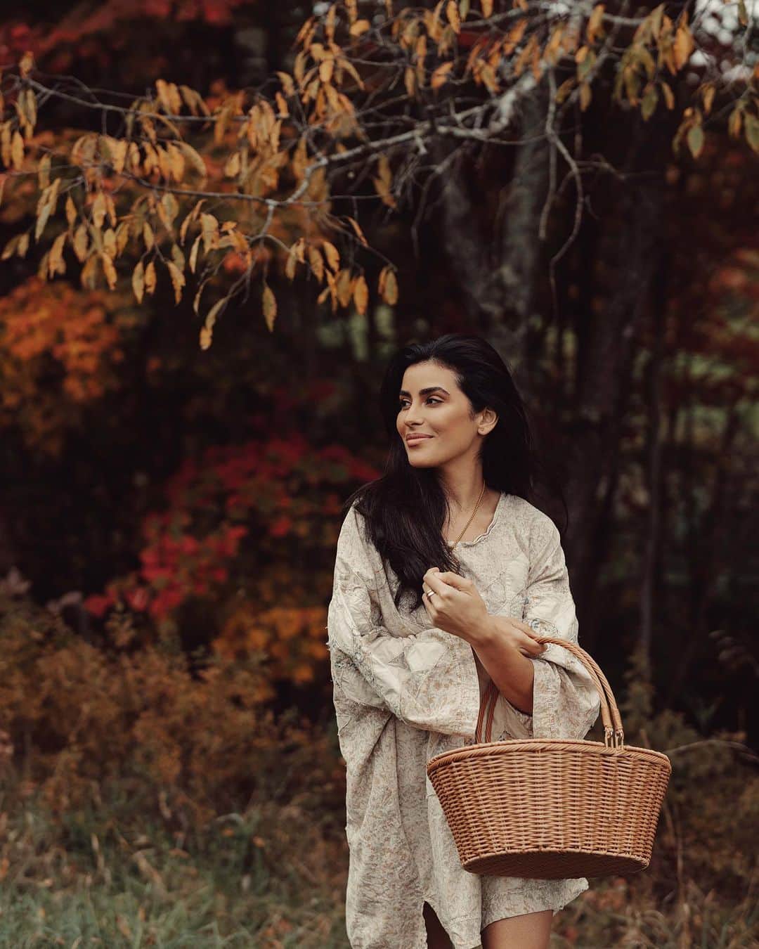 Sazan Hendrixのインスタグラム：「Happy first day of fall! From my heart to your home… I am so excited to welcome the newest and coziest member of our S+S goods candle family!🍂🎃  VERMONT, picturesque landscapes and captivating charm, became the backdrop for our very first S+S Goods brand campaign, a place where the magic of fall is at its peak. It was during those moments that I knew I had to capture the essence of this extraordinary season in a candle one day 🤎  It took us a year to perfect this candle and I’m so proud of it. This candle was a labor of love, carefully crafted in a soy wax blend with the perfect notes of Vanilla, Pumpkin, and a medley of secret spices. I hope it brings you the same joy, comfort, and coziness that autumn has always brought to my life. I can’t wait for you to burn this one!!🤩 Tap link in my bio and get yours before it’s gone 😚🍁💫 #SSGoods #candleseason #firstdayoffall」