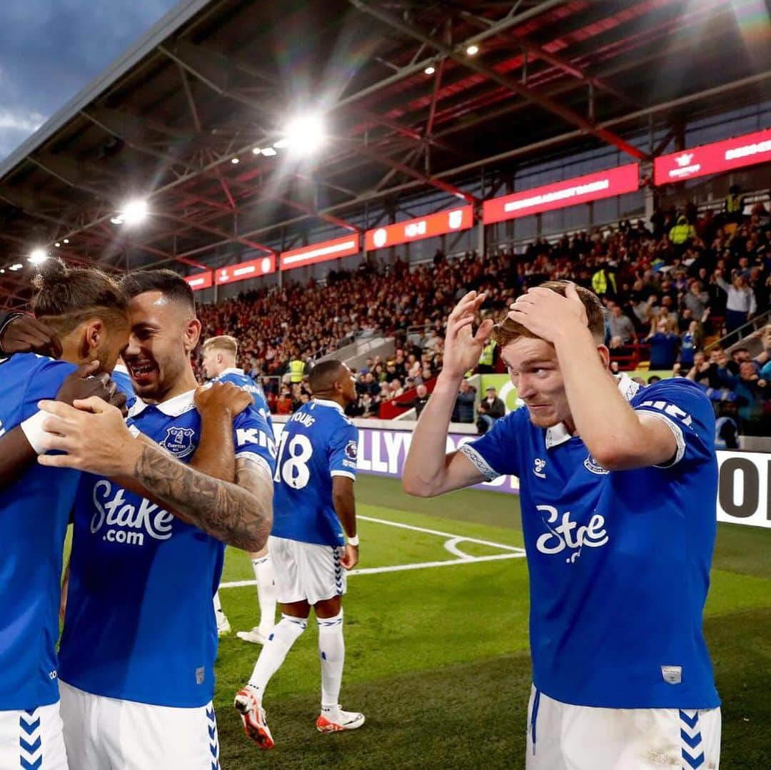 アシュリー・ヤングのインスタグラム：「Big 3 points away from home… they’ve been coming! Very good start to this tough week helped with massive support from our away fans throughout   @jgarnerr96 your hair looks ok bro 👀🤣🤘🏾💙」