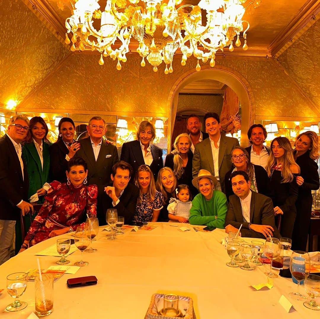 サマンサ・ロンソンのインスタグラム：「Happy Birthday Daddy! Missing a few, but a pretty decent showing for you! Love you lots xxxxx」