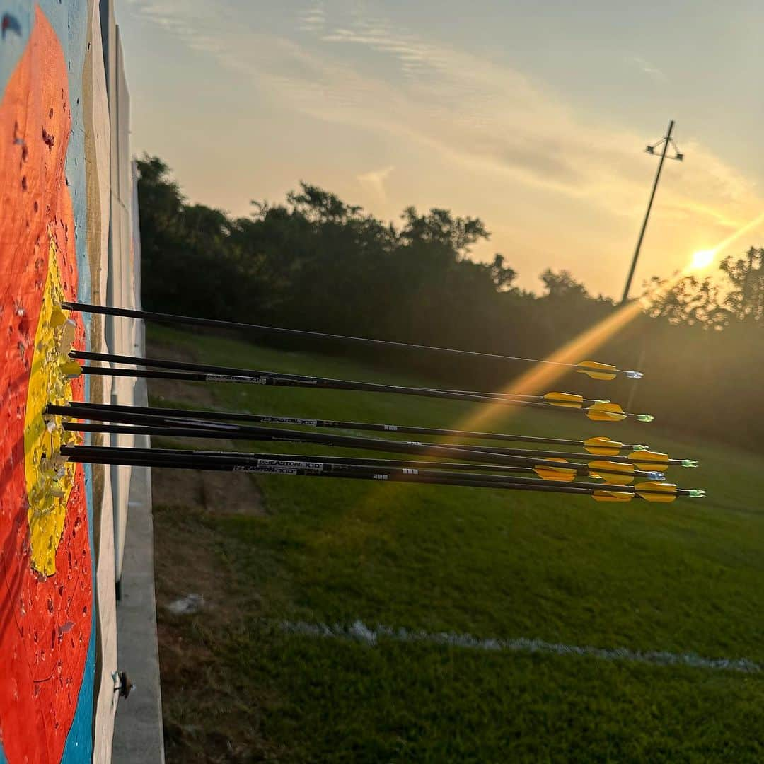 マルクス・ヴィニシウス・ダルメイダのインスタグラム：「Seja bem-vinda primavera 🌺 .  @petrobras #TimePetrobras @cdafab @wiawis_archery @beiterarchery @truball_axcel @clubedisparabrasil @brasilarco.oficial #BolsaAtleta @esportegovrj」