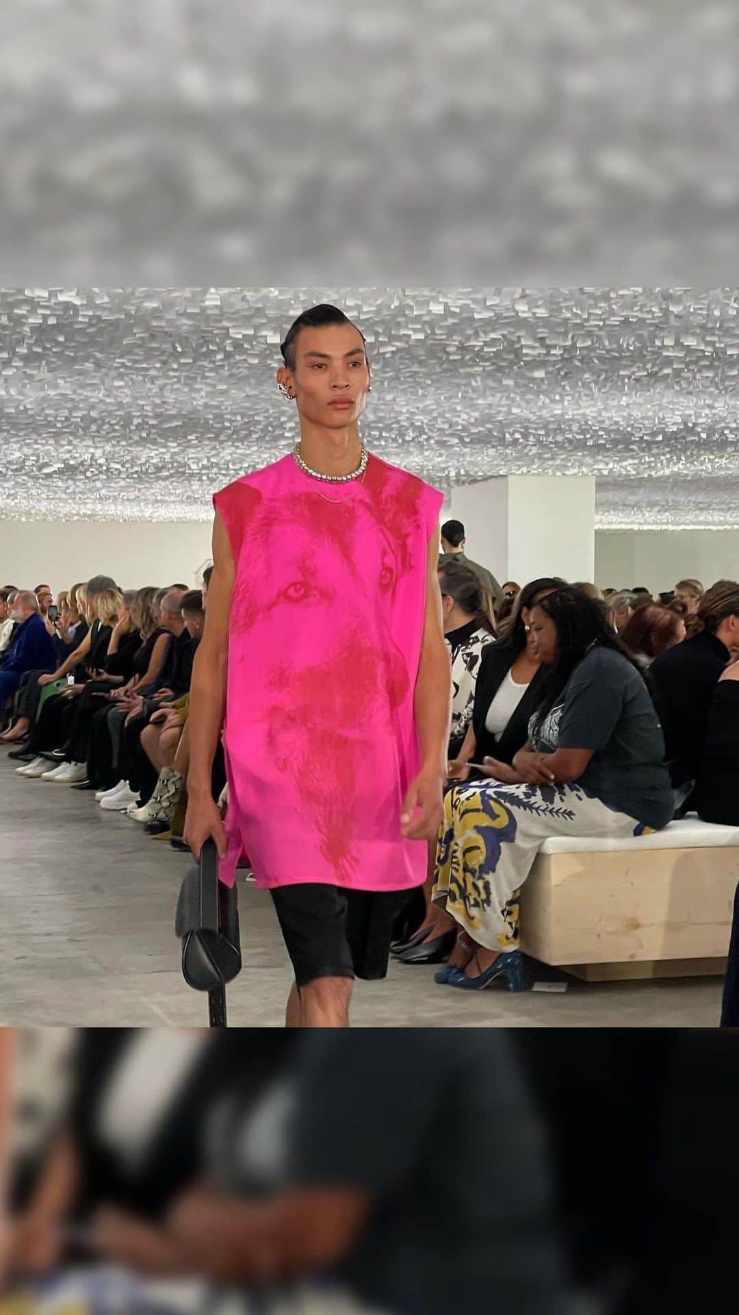 Fashion Weekのインスタグラム：「The details take Jil Sander’s classic and timeless minimalism to edgey territory this season. Muted colors  and fluid silhouettes support the unexpected knee-length suiting, puffed sleeves, fringe, and turtleneck dresses. This collection is anything but understated.  Video courtesy of @numero_netherlands」