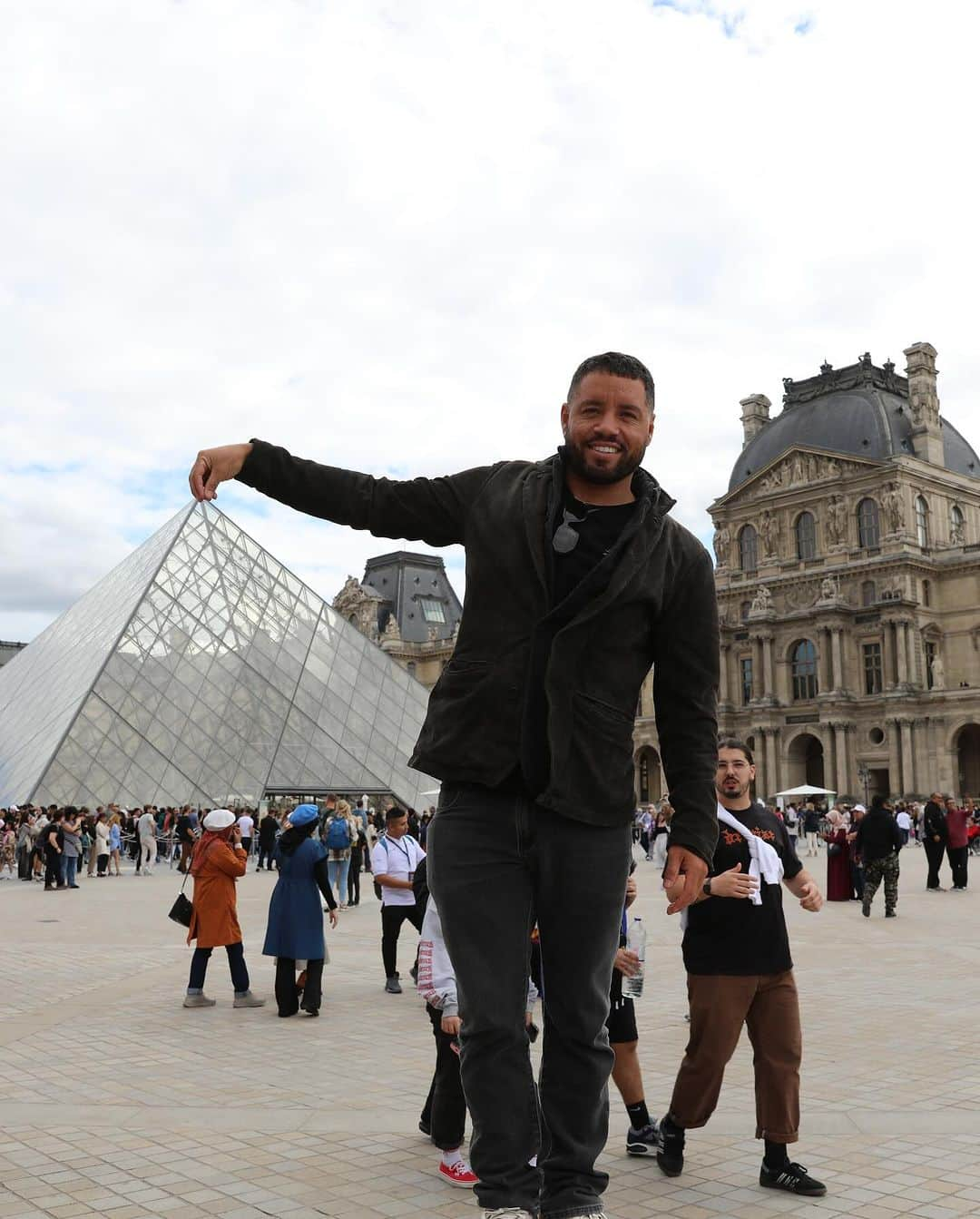 アドリアーノ・デ・ソウザさんのインスタグラム写真 - (アドリアーノ・デ・ソウザInstagram)「Uma viagem para os 📚📕 Paris você é um ♥️🇫🇷🍷」9月24日 6時02分 - adrianodesouza