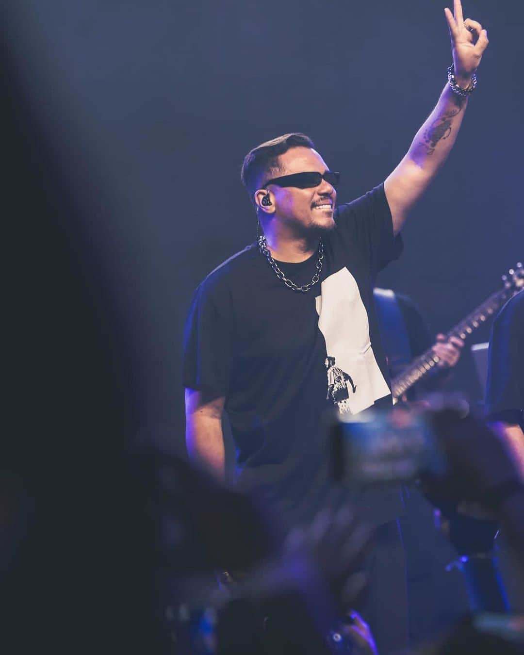 Sorriso Marotoのインスタグラム：「Que vibe incrível rolou ontem São Paulo no @terrasp_, sempre bom cantar pra vocês. Até breve. ♥️  Turma, mais tarde a gente se encontra no palco do @sambarecifeoficial! ✌🏽」