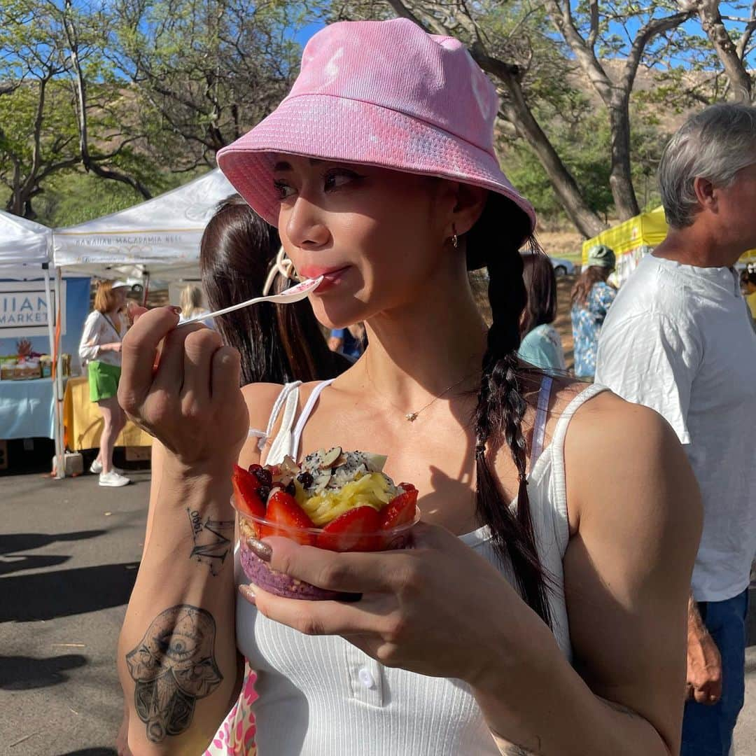 倉地美晴さんのインスタグラム写真 - (倉地美晴Instagram)「半年ぶりのハワイ🌺✨ やっぱりだいすき！  #hawaii #ファーマーズマーケット #açaí #honolulu #ハワイ #オアフ島」9月24日 6時09分 - miharu_kurachi