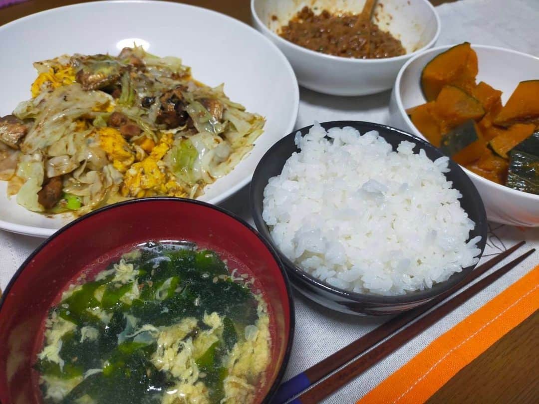 大河壮太のインスタグラム：「夕ご飯  いわし味噌煮のたまご炒め かぼちゃ煮物 納豆 わかめたまごスープ  いわしの味噌煮缶詰50円 たまご4個112円 キャベツ1/4個28円 カボチャ小1個坪沼農家さんからのいただきもの 納豆2パック40円 乾燥わかめ家に置いてあるやつ  2人分230円  #夫婦飯 #宮城 #仙台 #移住 #お野菜太郎」