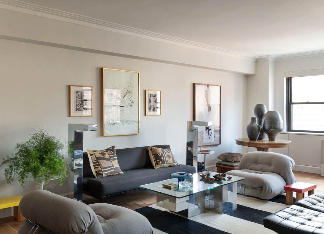のインスタグラム：「Daniel Cole will be the first to admit that certain neighborhoods in Manhattan have, over the years, come to feel a bit unfamiliar. The fifth-generation New Yorker grew up with the kind of passion for real estate only a native can ever really profess. “I think my mother could tell you the floor plan of every single prewar building in the city,” he says with a laugh. So when Cole and his husband, Nick Grinder, found their forever home—an apartment on Manhattan’s Upper East Side—they were ready to make it theirs. To help, they enlisted New York firm Studio DB (@studio_db), which created an architectural identity via thoughtful details like Art Deco–inspired molding and herringbone floors.  In the mix are the couple’s sentimental hand-me-downs and heirlooms, including Cole’s grandmother’s first piece of furniture, a Baker table. The piece now sits prominently at one end of their living room displaying sculptures.  Click the link in bio to tour the rest of this art-filled “forever home.” Written by @sean_santiago. Photographed by Matthew Williams.」