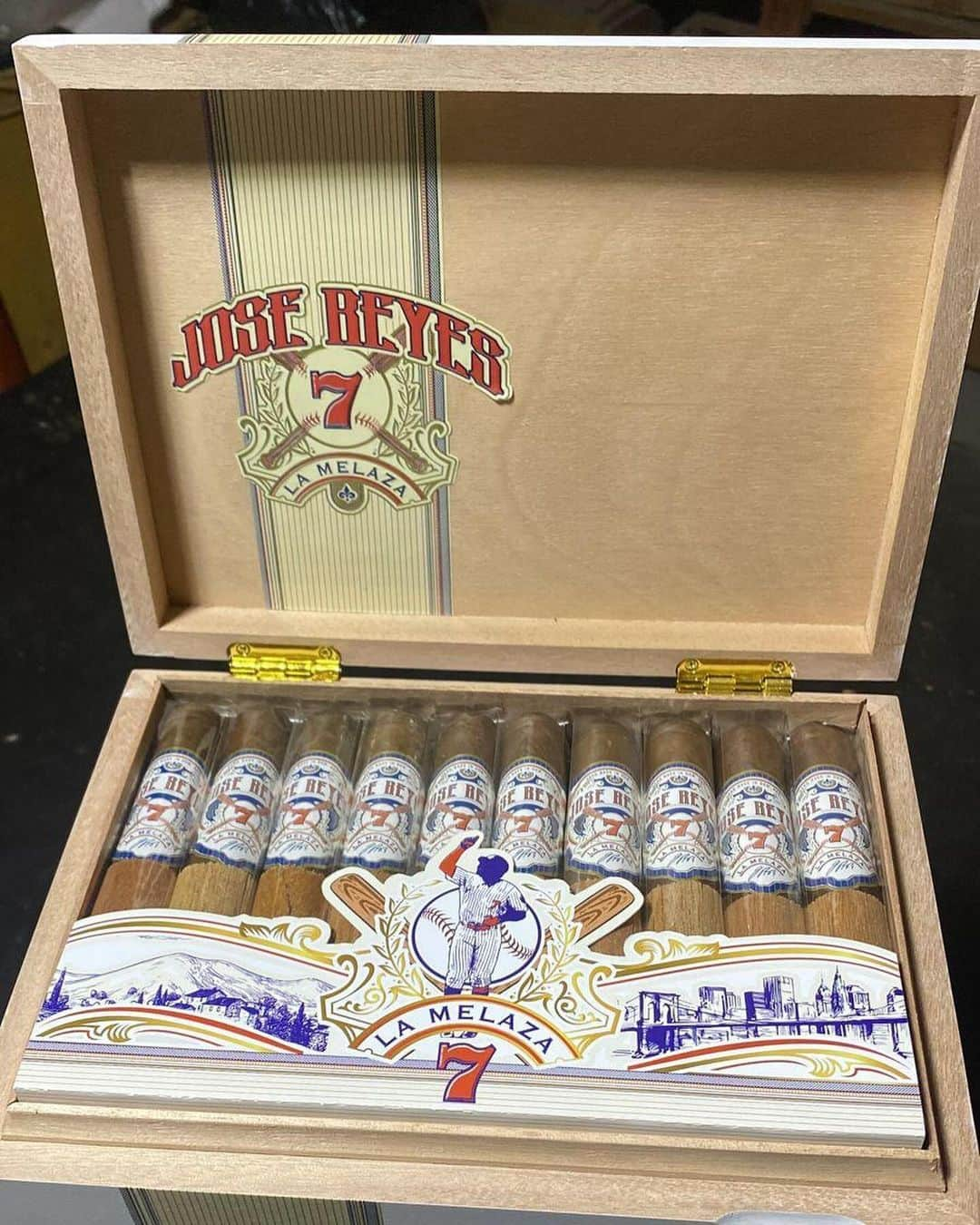 ホセ・レイエスのインスタグラム：「Its been 1 year since I released my cigar in the home plate box with my partners at San Giuseppe Cigars.  Im proud to introduce my new blend  in the first base box.  At 5 1/2 by 52 my new cigar comes 20 in a box.  Same great taste with some new flavors.  Its available online now at www.majorleaguecigars.com.  • Ha pasado 1 año desde que lancé mi cigarro en la caja del home plate con mis socios en San Giuseppe Cigars. Estoy orgulloso de presentar mi nueva mezcla en la caja de primera base. Mi nuevo cigarro mide 5 1/2 por 52 y viene 20 en una caja. El mismo gran sabor con algunos sabores nuevos. Ya está disponible en línea en www.majorleaguecigars.com  @majorleaguecigars  @san_giuseppe_cigars」