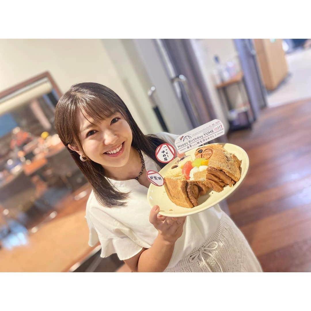 のインスタグラム：「・ 9月20日のレコレールは 「バス」がテーマでした☺️ バスマガジンの末永編集長にご登場いただいて 魅惑のバスの世界へレコレール✨  この日は誕生日だったので 番組前に久永屋さんのケーキでお祝いもしていただきました❤️ 先輩DJのロバート・ハリスさんもなんと同じ誕生日😂 オンエアでは自分の誕生日について全く触れなかったけど お誕生日メッセージくださった方、ありがとうございました😌  9月21日は「小さい秋」がテーマ🍁 鳴く虫をピックアップして 鳴く虫研究社の後藤啓さんに秋の虫の魅力などを語っていただきました🎵  更に今週は福井県鯖江市のサングラスをプレゼントしてきたので 最終日のこの日はなんと鯖江市の佐々木市長が駆けつけてくれました！  バスと虫の曲考えるの楽しかった☺️ 聞き逃した方はradikoのタイムフリーでー✨」