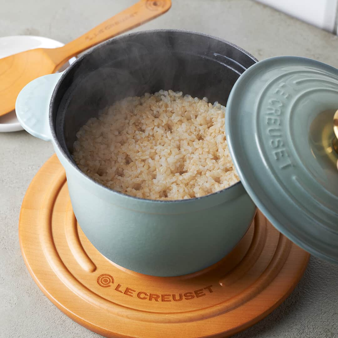 Le Creuset Japon　ル・クルーゼ ジャポンさんのインスタグラム写真 - (Le Creuset Japon　ル・クルーゼ ジャポンInstagram)「【ル・クルーゼ 公式レシピ】玄米 日本人の食文化にフォーカスされたお鍋で炊く、甘みとうまみが凝縮されたごはん。  しっかり浸水をさせて、芯の無いおいしい玄米に挑戦してみましょう。 栄養素がたくさん詰まったおいしいごはんを、ぜひお手持ちのお鍋でも挑戦してくださいね。  ======材料====== (2合分/ココット・エブリィ 18、ココット・エブリィ 18 インナーリッド)  玄米・・・2合 水・・・500ml  ======下準備====== 玄米はサッと洗い、たっぷりの水 (分量外) に2時間ほど浸水しておく。ザルにあげ、水気を切る。  ======作り方====== 1.　鍋に玄米と水を入れ、フタとインナーリッド(内フタ)をして中火にかける。  2.　沸騰したらひと混ぜし、弱火で20分炊く。  3.　火を消して、熱源からおろし、15分ほど蒸らす。  #ルクルーゼ #lecreuset #ルクルーゼのある暮らし  #ルクルーゼごはん #テーブルウェア #テーブルコーディネート #キッチンウェア #キッチングラム #ルクルーゼのある生活 #ルクルーゼのある食卓 #食卓 #食卓グラム #キッチンツール   #シーソルト #ココットエブリィ #栄養 #玄米 #玄米レシピ #おうちごはん」9月24日 13時00分 - lecreusetjapon