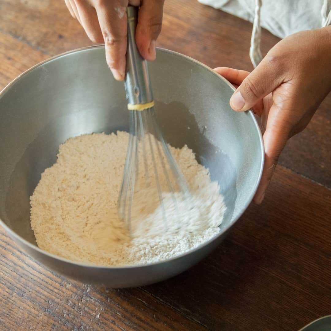 北欧、暮らしの道具店さんのインスタグラム写真 - (北欧、暮らしの道具店Instagram)「片付けラクチン♪ ワンボウルで作る、スコーンのレシピ . - - - - - - - - - - - - - - - - - 初心者でも簡単に作れる 焼き菓子のレシピを教わりました。  今回レシピを教えてくれたのは、 金工作家であり、お菓子作家でもある 川地（かわち）あや香さんです。 . - - - - - - - - - - - - - - - - - 片付けラクチン！ワンボウルで作る 基本のスコーン - - - - - - - - - - - - - - - - -  【材料（6個分）】 A ・薄力粉…130g ・全粒粉（なければ薄力粉を150gに）…20g ・きび砂糖… 40g ・塩…小さじ1/4 ・ベーキングパウダー…小さじ1  ・好みの植物油…35g ・ヨーグルト（無糖）…40g  【作り方】 ❶Aの粉をボウルにふるい⼊れ、 泡だて器で混ぜてダマをなくす。  ❷粉のボウルに植物油35gを⼀度に⼊れて、 両⼿で⼿早くすり合わせてそぼろ状にする。 粉気がなくなったら、ヨーグルト40gを加え ゴムベラで切るように合わせて ひとまとめにする。  ❸2センチの厚みに平たくし、 半分にカットする。 きれいな⾯を上にしながら重ねて、 また平たくつぶして半分にカットして 重ねるのを3回繰り返す。 6等分にカットして、 クッキングシートを敷いた天板に並べる。  ❹つや出ししたいときは、 ⽜乳か⾖乳（分量外）を刷⽑で上⾯に塗り、 170℃に温めたオ ーブンで20分焼く。  . - - - - - - - - - - - - - - - - - ■ 川地さん  「今回きび砂糖を使いましたが、 ご自宅にある砂糖におきかええても 大丈夫です。  バナナやすもも、リンゴなどの ⽣フルーツに砂糖をまぶしてから うずめて焼くのも、 上⾯でフルーツの果汁がジュワっと 出てきたのがタルトのようで美味しいです。  ⽣地が出来上がってから 上にのせて焼くだけなので、 6個のうち3個はフルーツアレンジに するのもおすすめ。」 . - - - - - - - - - - - - - - - - - . #kitchen#kitchendesign#kitchenware#food#スコーン#スコーンレシピ#foodstagram#レシピ#おやつ#デザート#スイーツ#川地あや香 さん#家じかん#料理#キッチン#キッチン雑貨#シンプル#シンプルライフ#シンプルデザイン#暮らしを楽しむ#日々の暮らし#北欧#暮らし#北欧暮らしの道具店」9月24日 7時01分 - hokuoh_kurashi