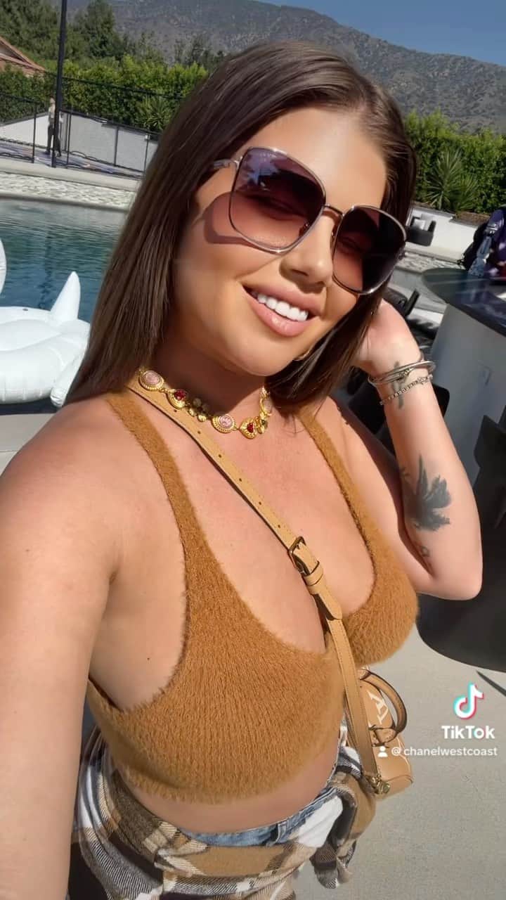 シャネル・ウエスト・コーストのインスタグラム：「Hope everyone is having an amazing weekend! Like & comment if you a real one 😜💪🏼💰」