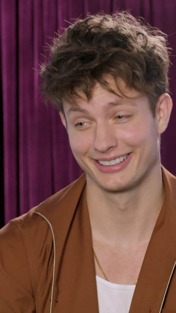 Cosmopolitanのインスタグラム：「Thank you, @mattrife, for the iconic breakdown on these dating apps. 🤣 Enjoy the full vid at the link in bio.   This interview was conducted before the SAG-AFTRA strike.」